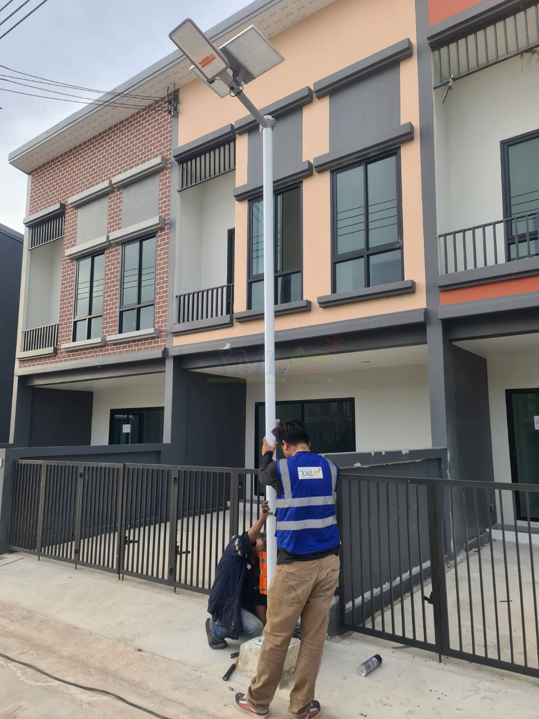 โคมไฟถนนโซล่าเซลล์ 400W รุ่น MD-SLT30-400W (แสง : ขาว)