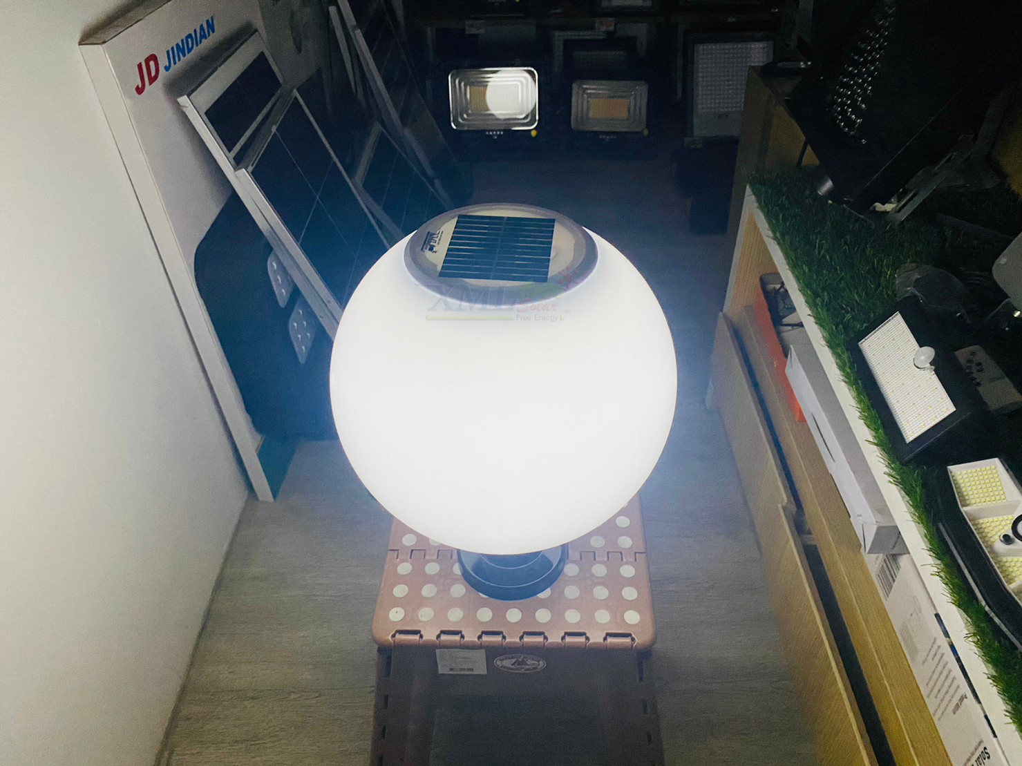 โคมไฟหัวเสาโซล่าเซลล์ ทรงกลมฐานดำ (30 ซม.) + Remote (เปิดได้ 3 แสง)+AC