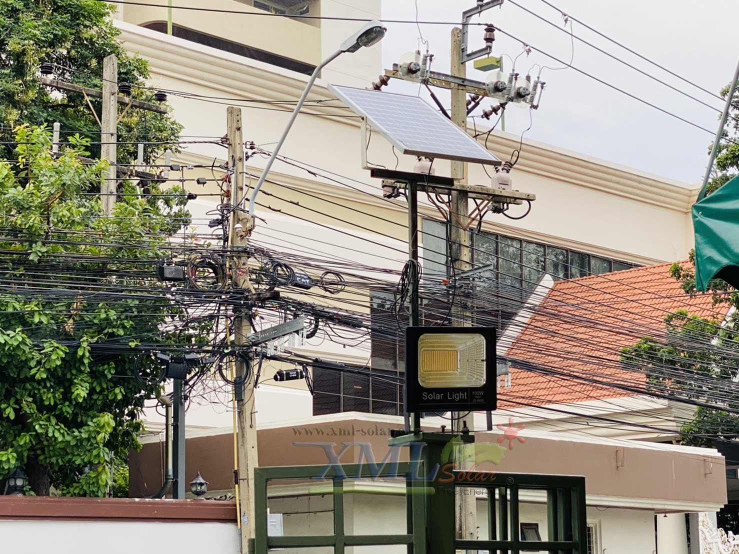 สปอร์ตไลท์โซล่าเซลล์ 100 W. รุ่นใหม่ JD8800L (แสง : เหลืองวอมไวท์)