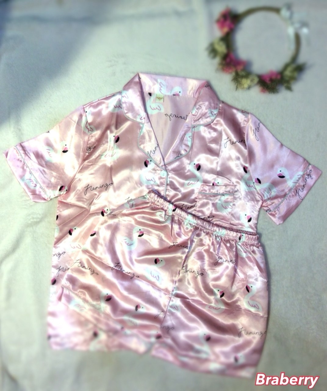 ชุดนอนผ้าซาตินแขนสั้น กางเกงขาสั้น เนื้อผ้าดีทิ้งตัวสวย หลับสบายตลอดคืน ราคาโปรโมชั่น ชุดละ 250 บาท