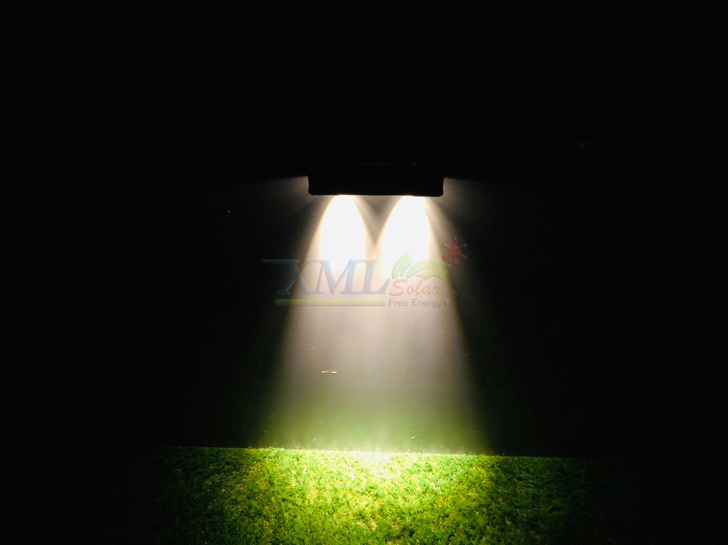 ไฟผนังโซล่าเซลล์ติดสันกำเเพง 2 LED (เเสง : เหลืองวอมไวท์) (1 เเถม 1)