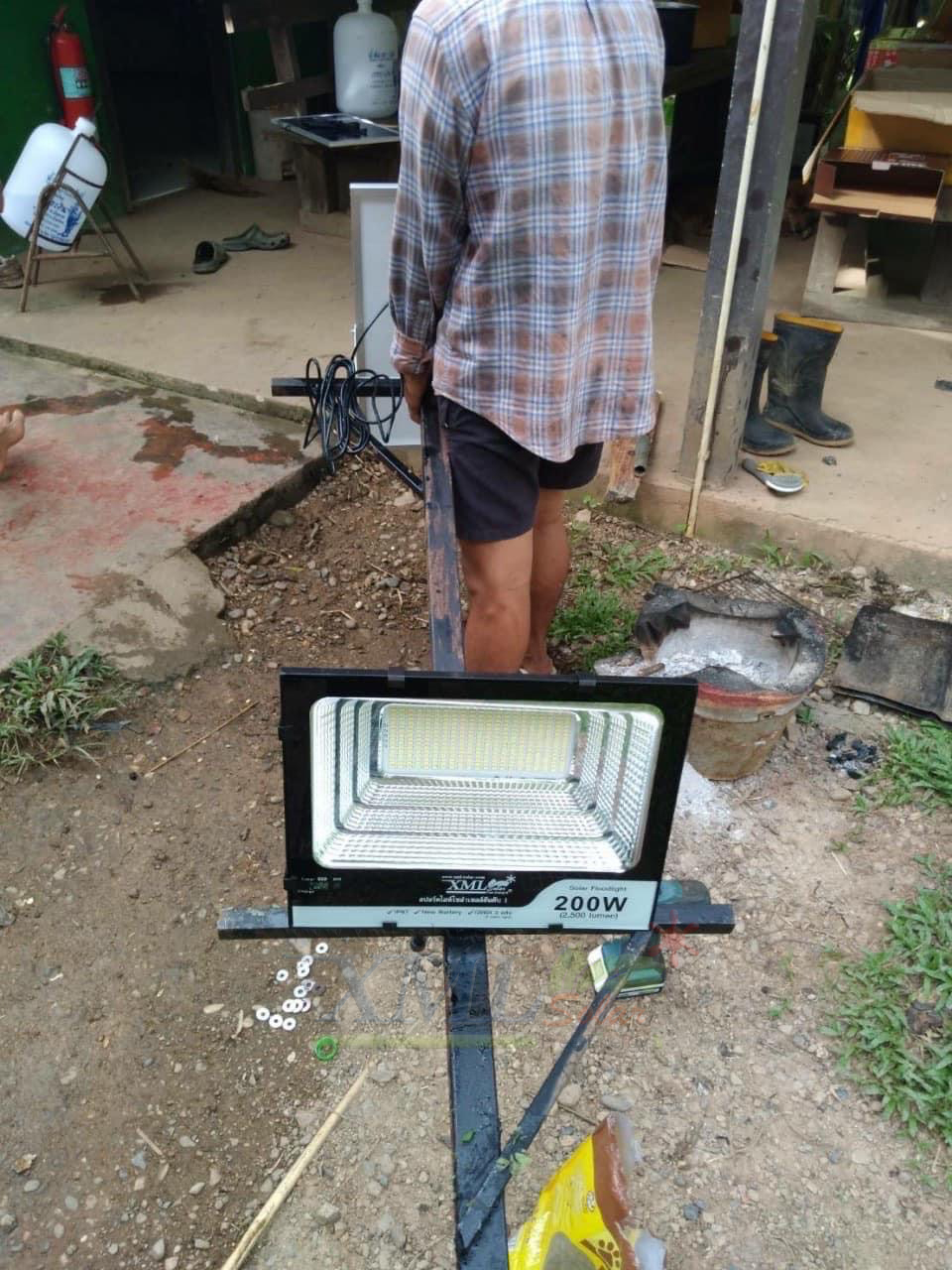 ไฟสปอตไลท์โซล่าเซลล์ 200 Watt กล่องสีน้ำตาล (เปิดได้ 3 แสง)