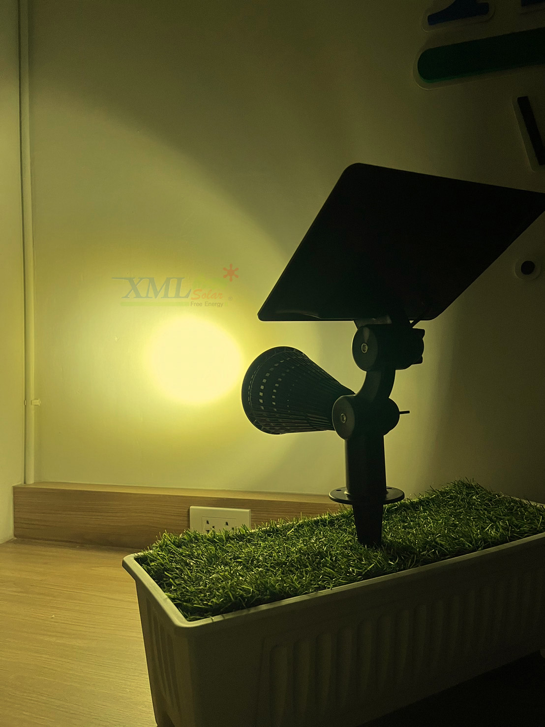 สปอร์ตไลท์ปักสนามโซล่าเซลล์ รุ่น TB-2018L (แสง : เหลืองวอมไวท์)