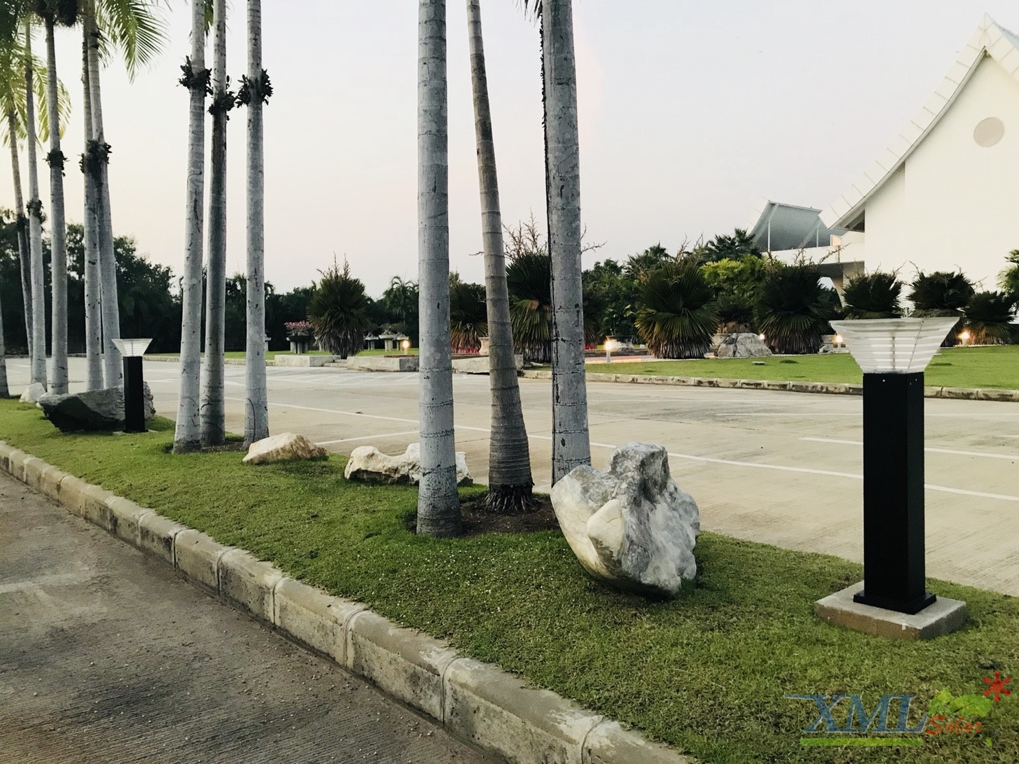 ไฟตั้งพื้นโซล่าเซลล์ ทรง พีระมิด สีดำ โคมใส (80 cm) (แสง : ขาว + เหลืองวอมไวท์)