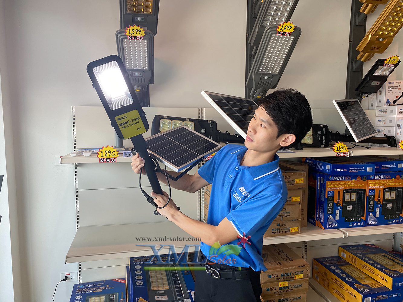 โคมไฟถนนโซล่าเซลล์ รุ่น MD-SLT19 - 150W (แสง : ขาว)