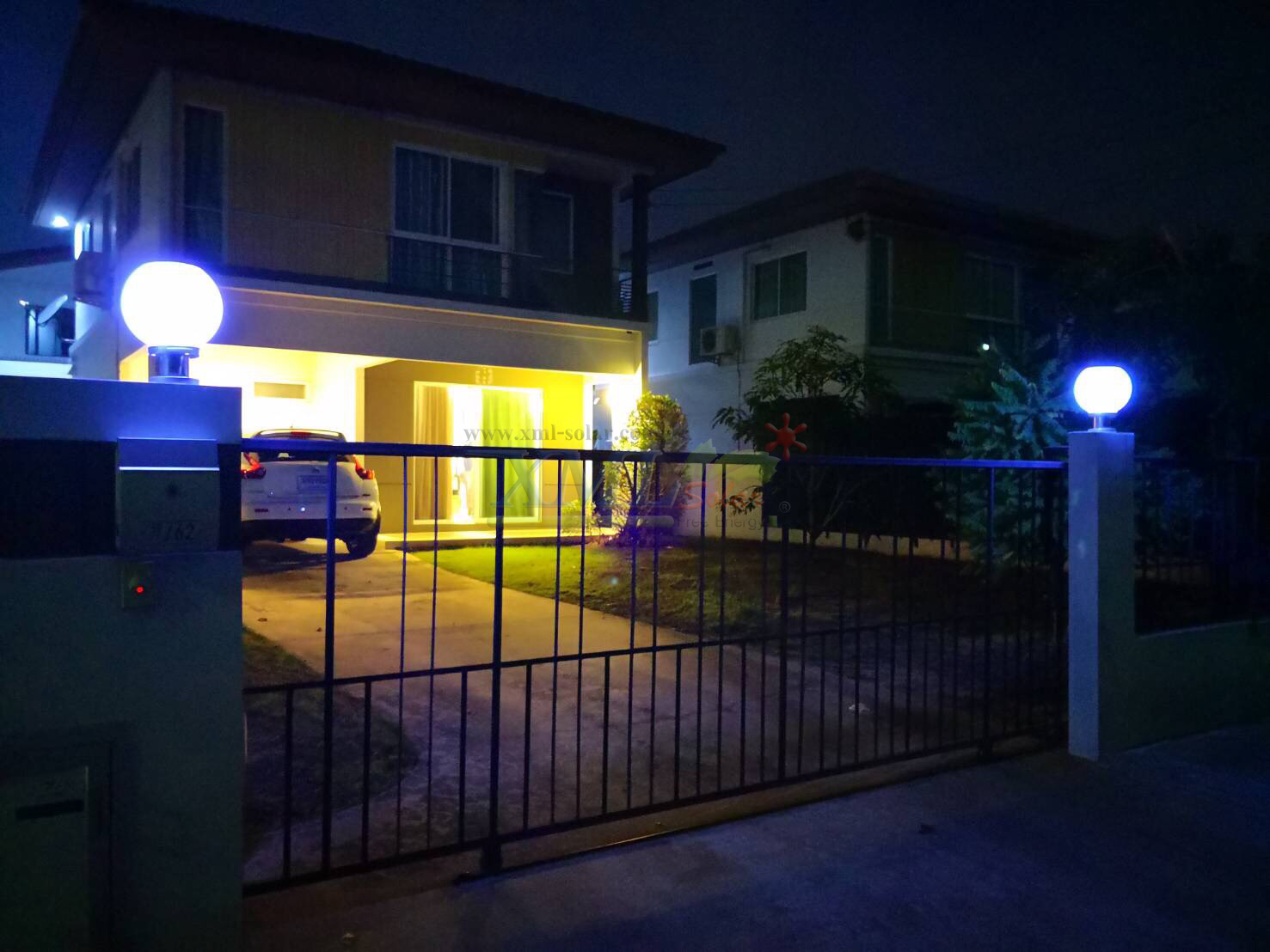 โคมไฟหัวเสาโซล่าเซลล์ ทรงกลมฐานสเเตนเลส (25 ซม.) + Remote (เปิดได้ 3 แสง)+AC