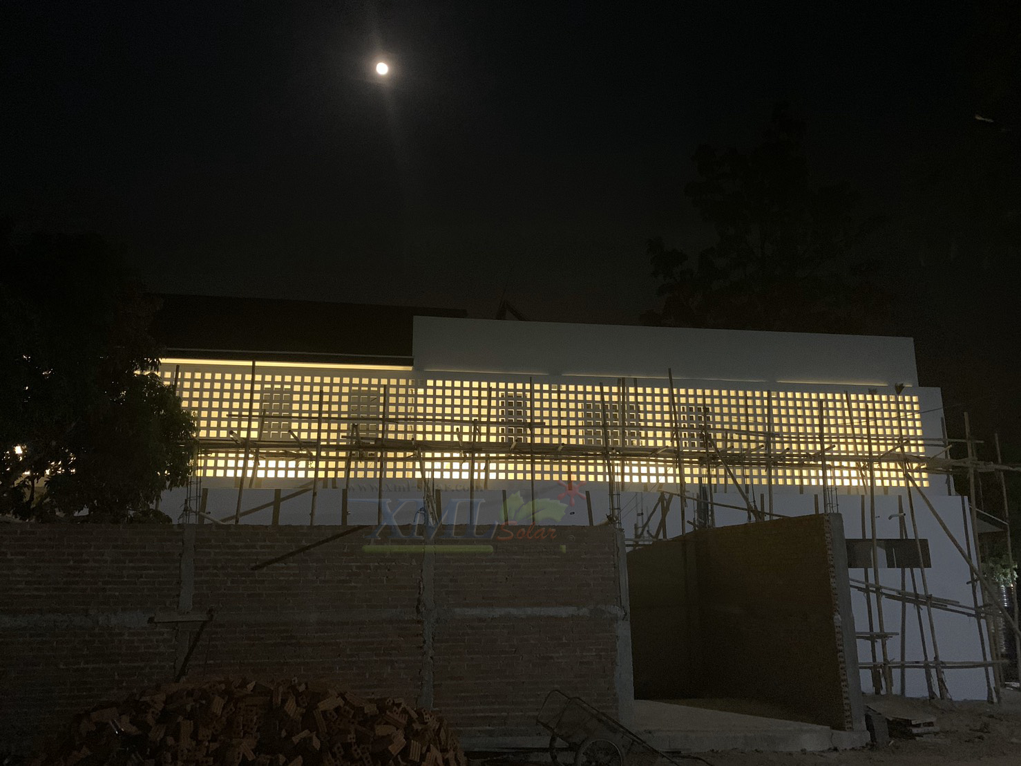 สปอร์ตไลท์โซล่าเซลล์ 300 W. รุ่นใหม่ JD8300L (แสง : เหลืองวอมไวท์) สำเนา