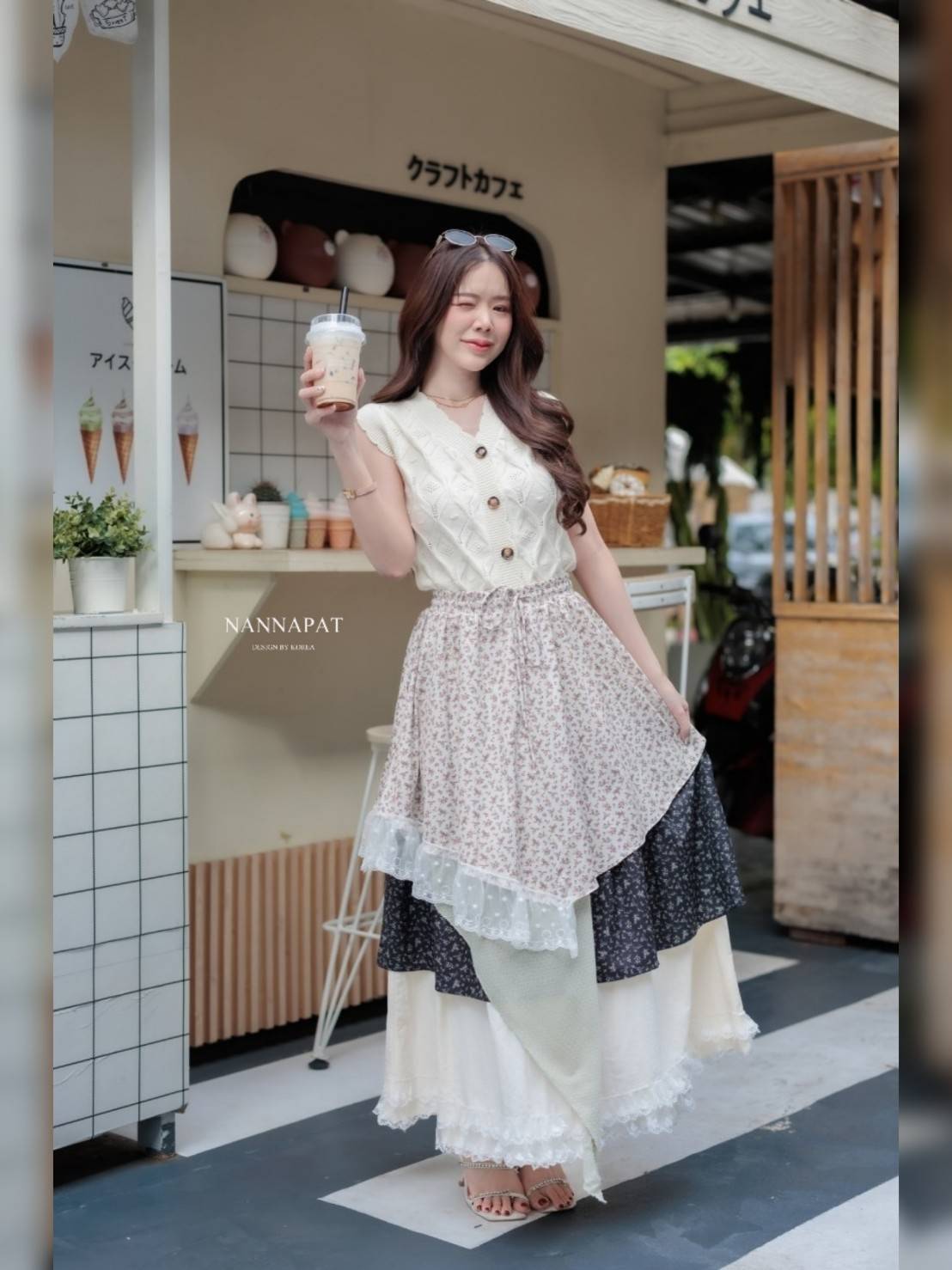 สาวๆที่กำลังหาชุดไปถ่านคอนเทนต์อยู่ ชุดนี้ใช่เลยคะ เริดมากๆ ผ้าดีเกินเรื่อง ดูเนื้อผ้าตัวเสื้อซิคะ จริงๆมันหนานุ่มใส่สบายมากๆ เหมาะกับช่วงลมหนาวกำลังมา พอมาเจอกระโปรงที่ต้องบอกว่ามันซับซ้อนมากแน่นๆในการตัด กรุยกรายยยมาก พอแม็ชกันแล้วมันลงตัว ทำถึงจริงๆ เร