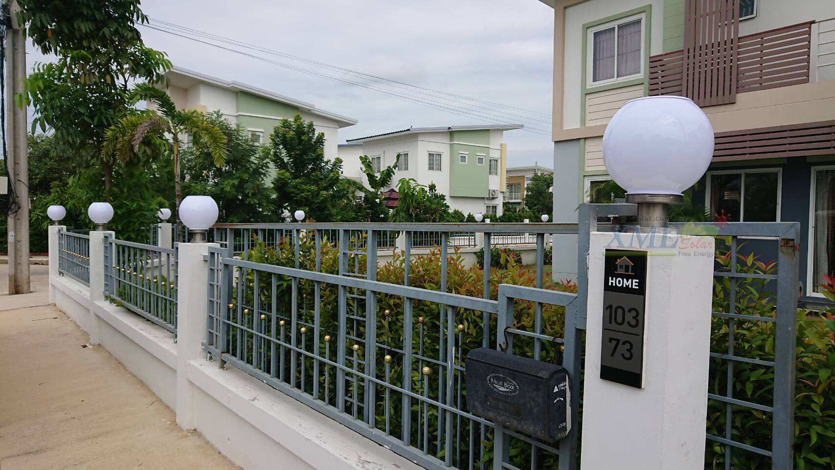 โคมไฟหัวเสาโซล่าเซลล์ ทรงกลมฐานสเเตนเลส (25 ซม.) + Remote (เปิดได้ 3 แสง)+AC