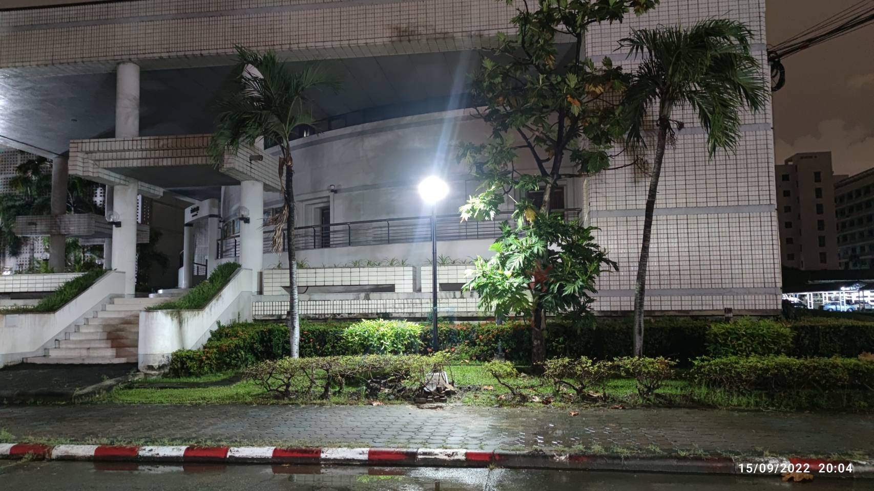 ชุดเสาพร้อมโคม SET B (โคมไฟโซล่าเซลล์ UFO SLT28-300W + เสาเหล็กดำสูง 2.82 เมตร)(แสงขาว)