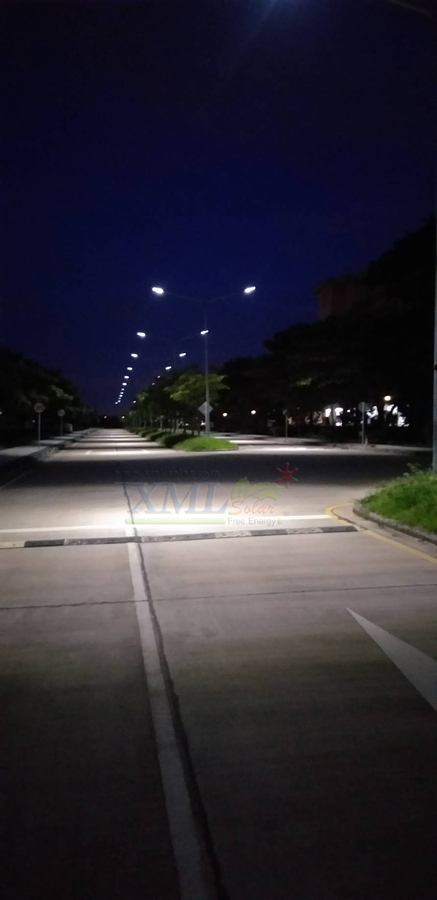 โคมไฟถนนโซล่าเซลล์ Modi x XML รุ่น MD-SLT17-400W (แสง : ขาว)(Motion sensor + สว่างค้าง)