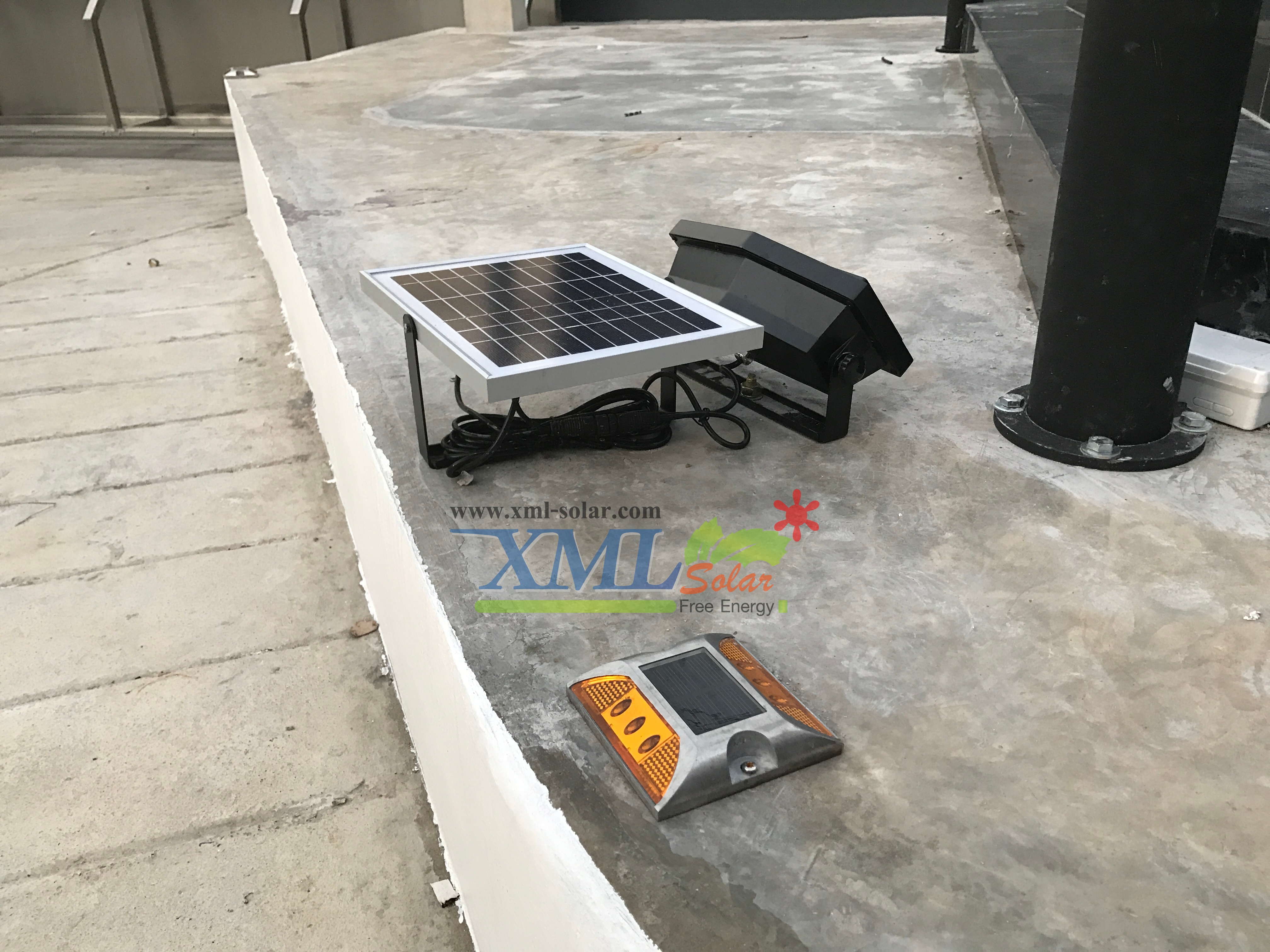 ไฟหมุดถนนโซล่าเซลล์ 6 LED รุ่น เเบน (เเสง : เหลืองกระพริบ)