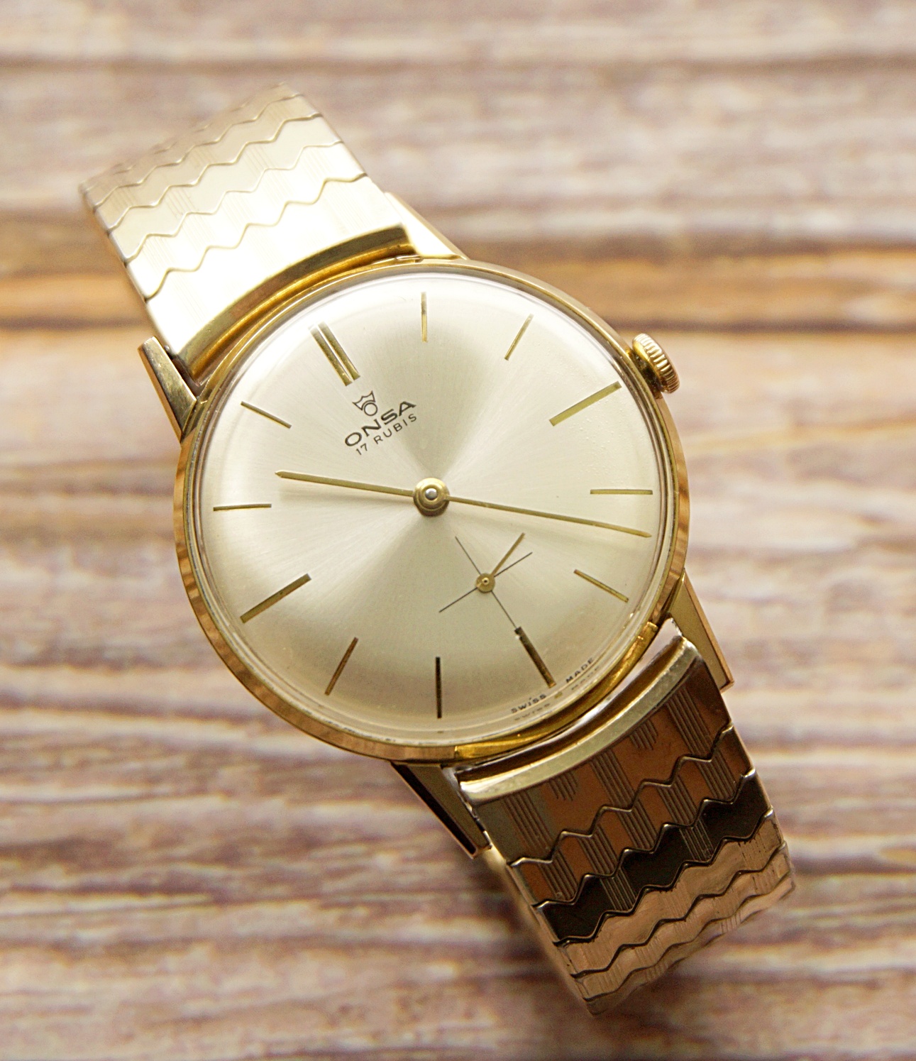 นาฬิกาเก่า ONSA ไขลานสองเข็มครึ่ง