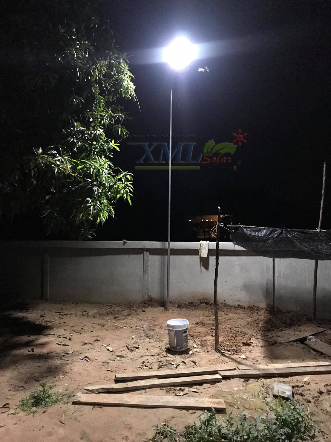 โคมไฟถนนโซล่าเซลล์ XML-Solar 300W (แสง : ขาว)(สว่างค้าง)