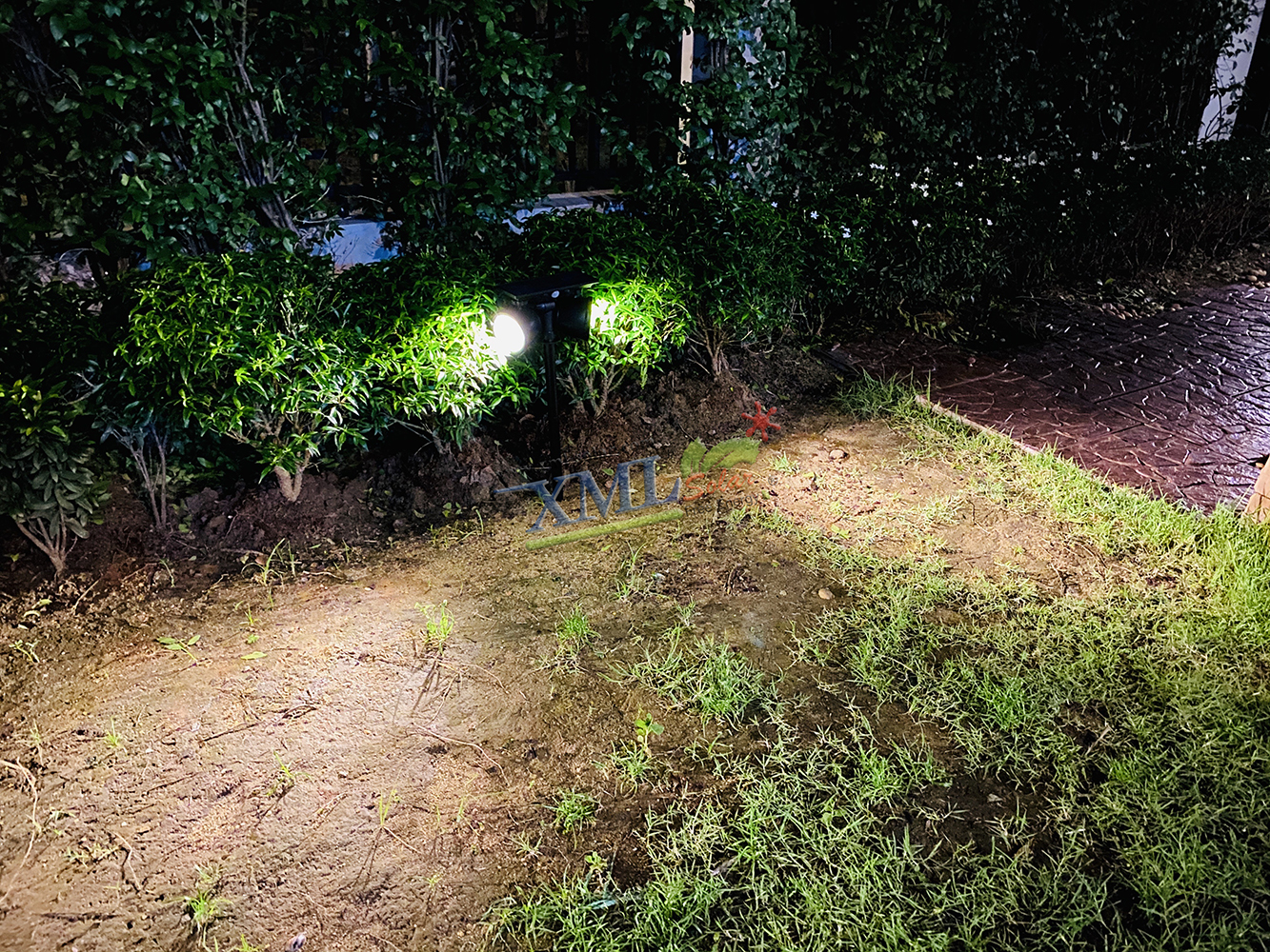 ไฟผนังโซล่าเซลล์ 14 LED ( รุ่น 2 หัว ) (เเสง : ขาว + เหลืองวอมไวท์)