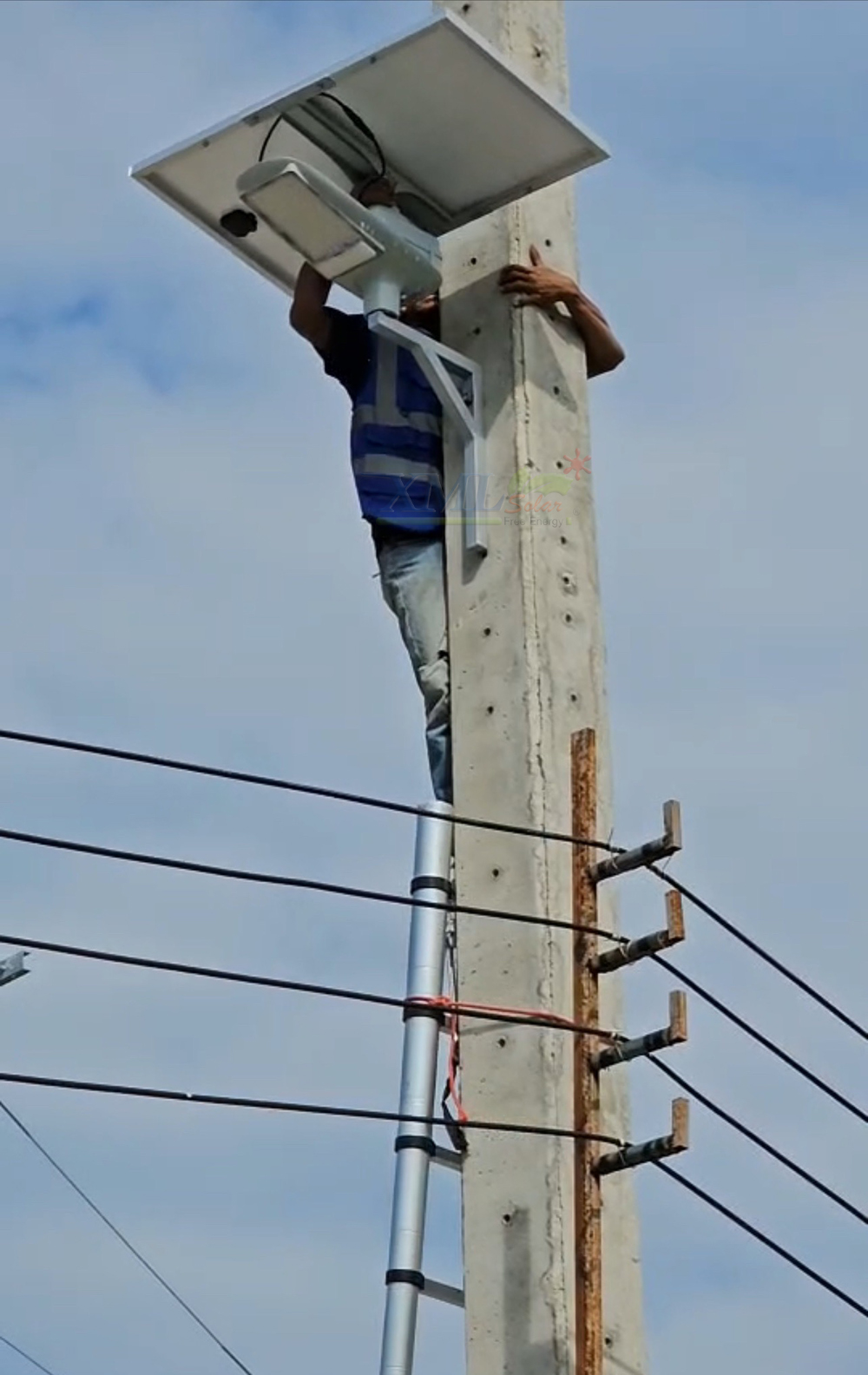 โคมไฟถนนโซล่าเซลล์อัจฉริยะ (รุ่น 9,000Lumens + แผง 100 W) (แสง : ขาว)