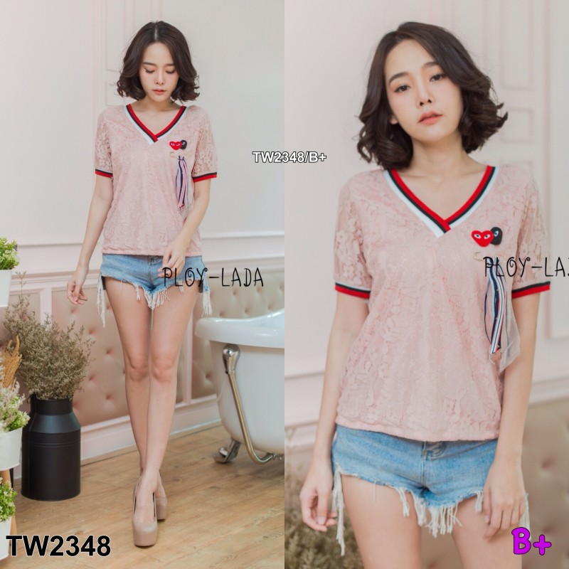 เสื้อ Play ลูกไม้คอวีหน้า-หลัง ขอบตีแถบแขนจั้ม เพิ่มลูกเล่นเก๋ๆด้วยการติดเข็มกลัดสวยๆ จับแมทใส่คู่กับกางเกงขาสั้น ขายาว ได้หมดค่ะ