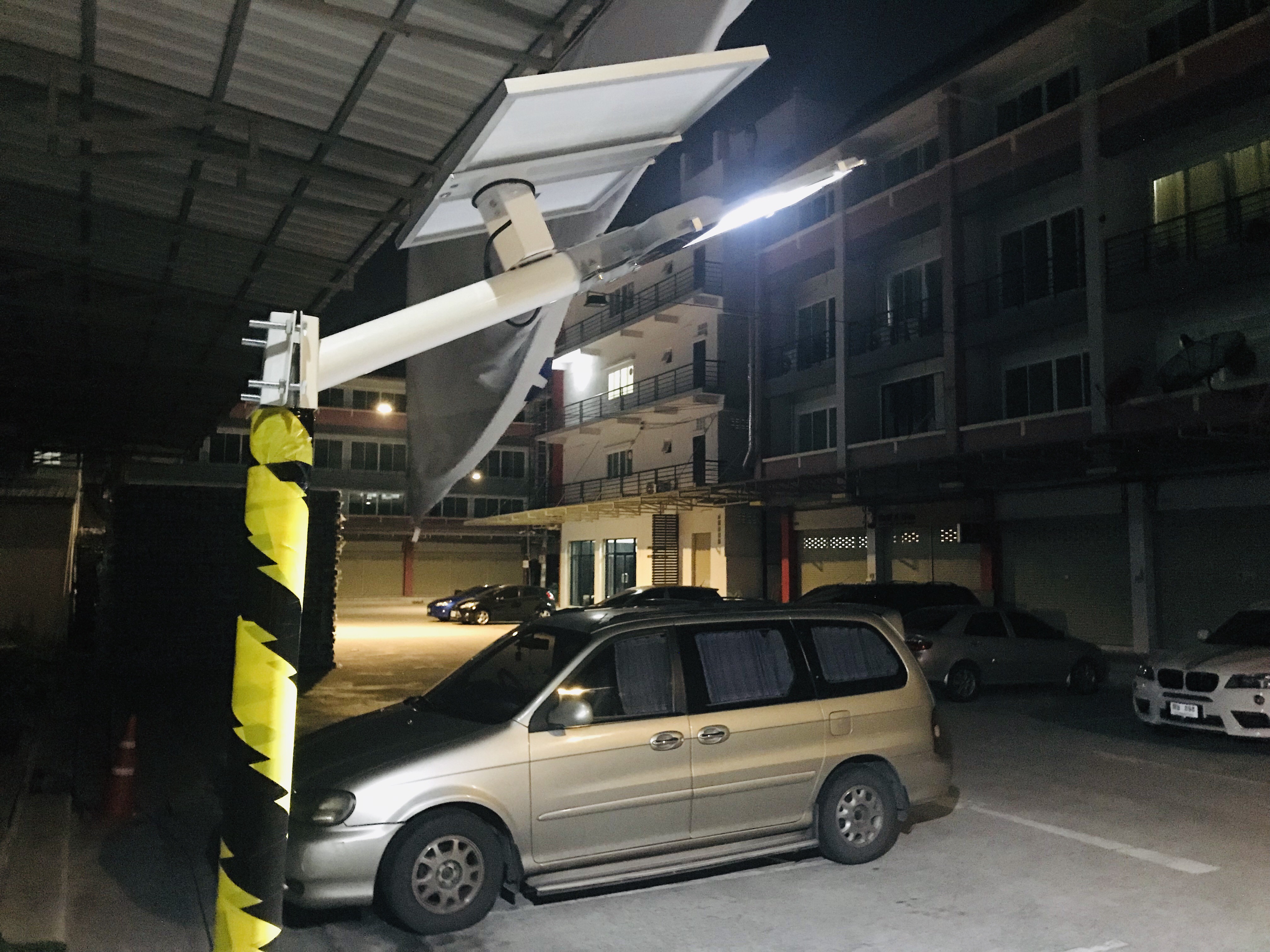 โคมไฟถนนโซล่าเซลล์ 200 W. รุ่น 2 แสง (แสง : ขาว+เหลืองวอมไวท์)