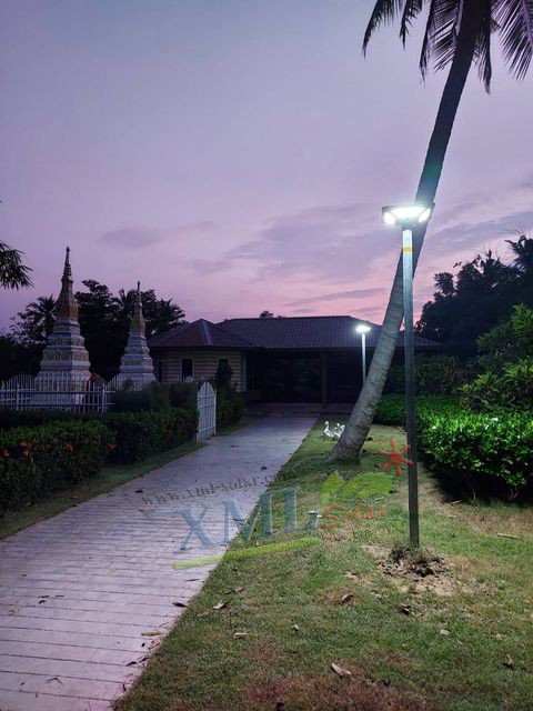 ชุดเสาพร้อมโคม SET B (โคมไฟโซล่าเซลล์ UFO SLT28-300W + เสาเหล็กดำสูง 2.82 เมตร)(แสงขาว)