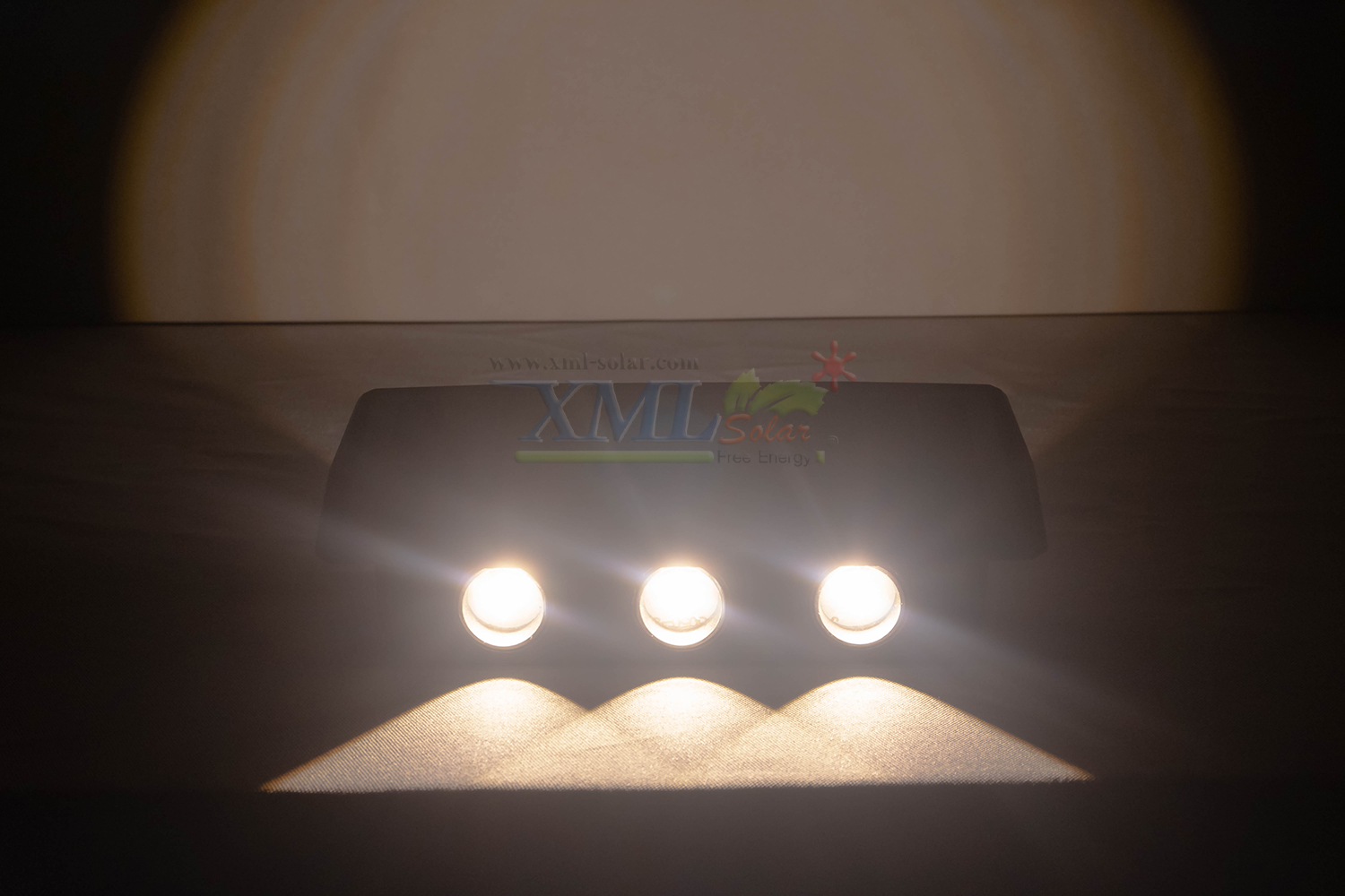 โคมไฟผนังโซล่าเซลล์ 6 LED รุ่นส่องบนล่าง (แสง : เหลืองวอมไวท์)