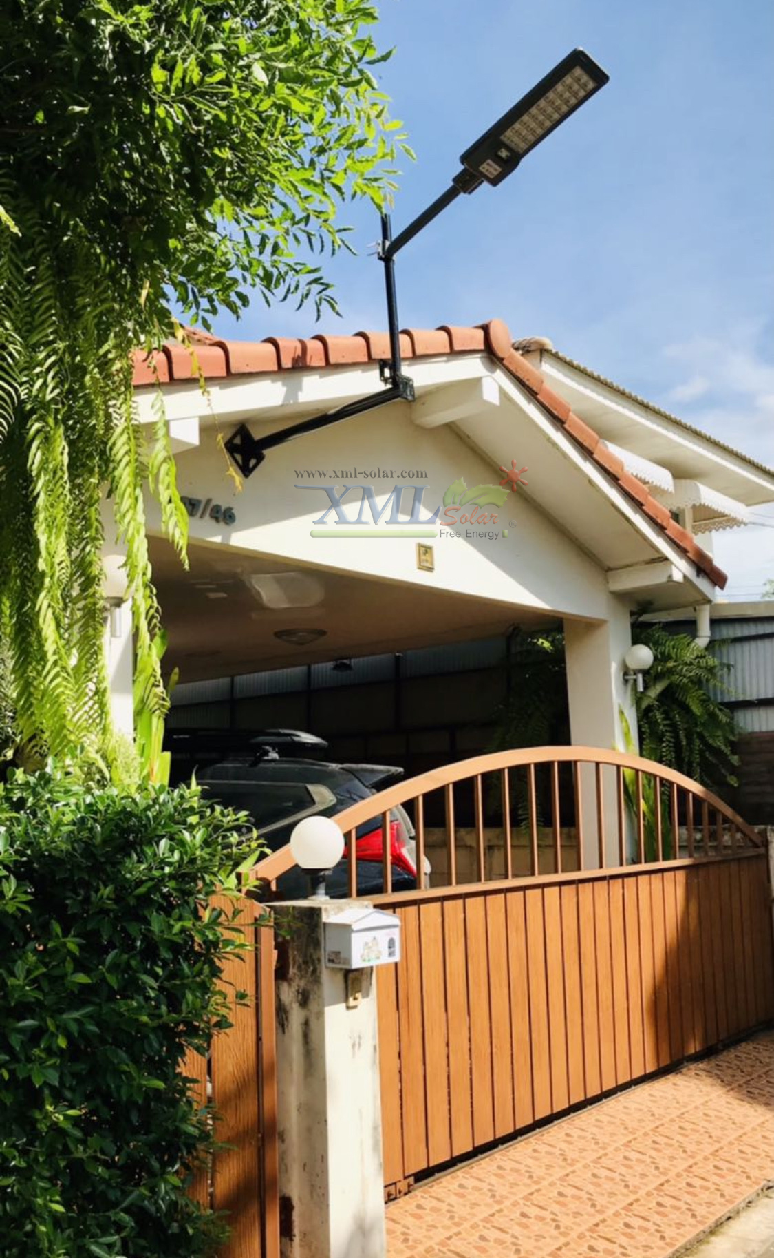 โคมไฟถนนโซล่าเซลล์ XML-Solar 300W (แสง : ขาว)(สว่างค้าง)
