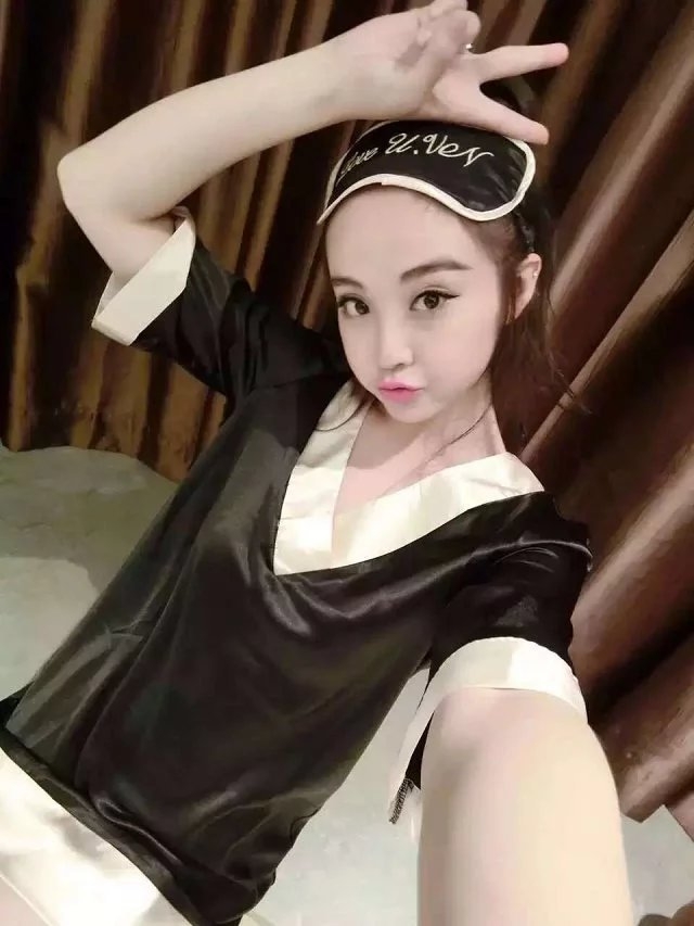 ชุดนอน ผ้าซาติน แบบกระโปรง พร้อมผ้าปิดตา เนื้อผ้านิ่ม ใส่สบาย ฟรีไซส์ มี 2 สี ดำ เนื้อ ราคาส่ง 3 ชิ้น คละแบบได้ชุดละ 450 บาท