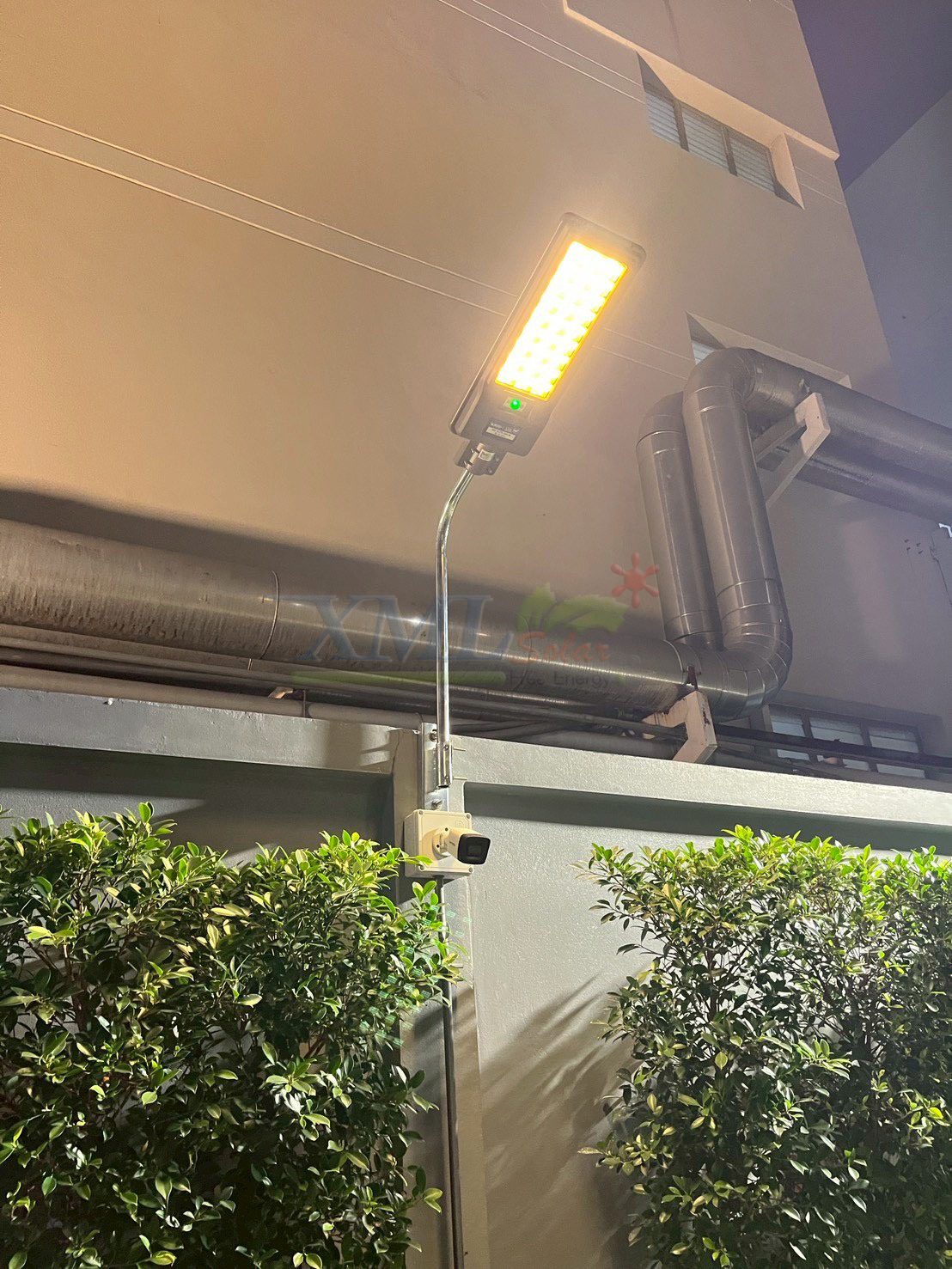 โคมไฟถนนโซล่าเซลล์ Vmax 300w. Series 2020 (แสง : เหลืองวอมไวท์)