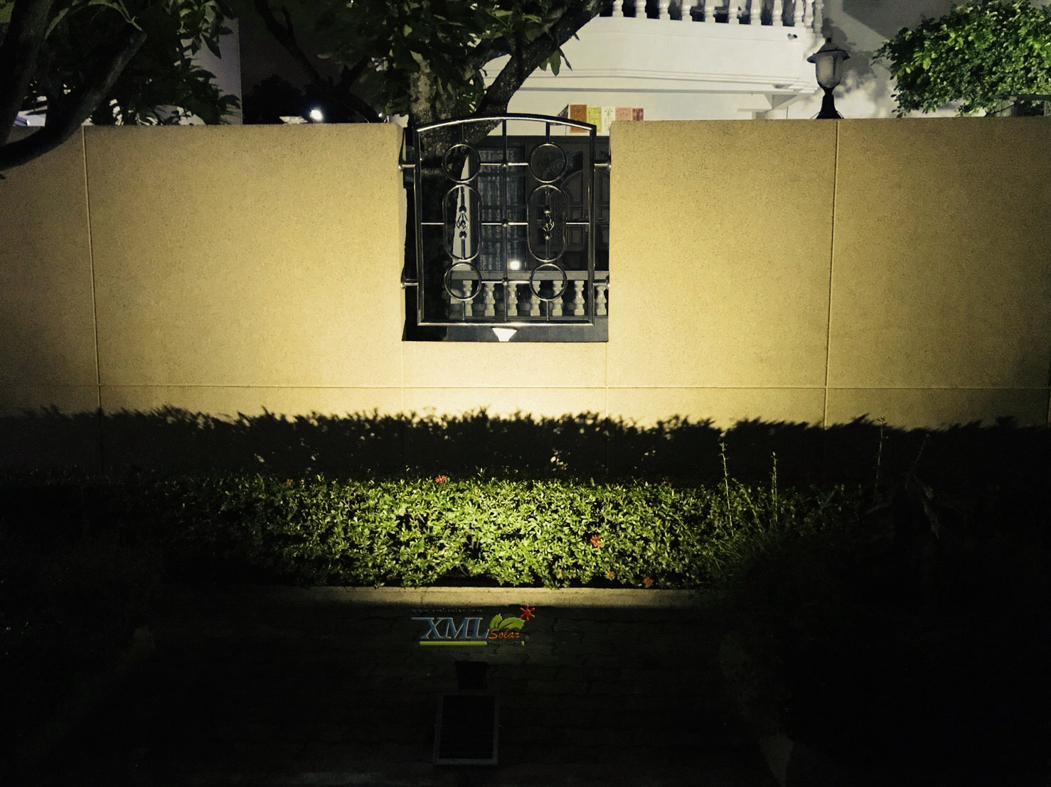 รุ่นประหยัด ไฟสปอตไลท์โซล่าเซลล์ 40 W. รุ่น MODI x XML (เปิดได้ 3 แสง)