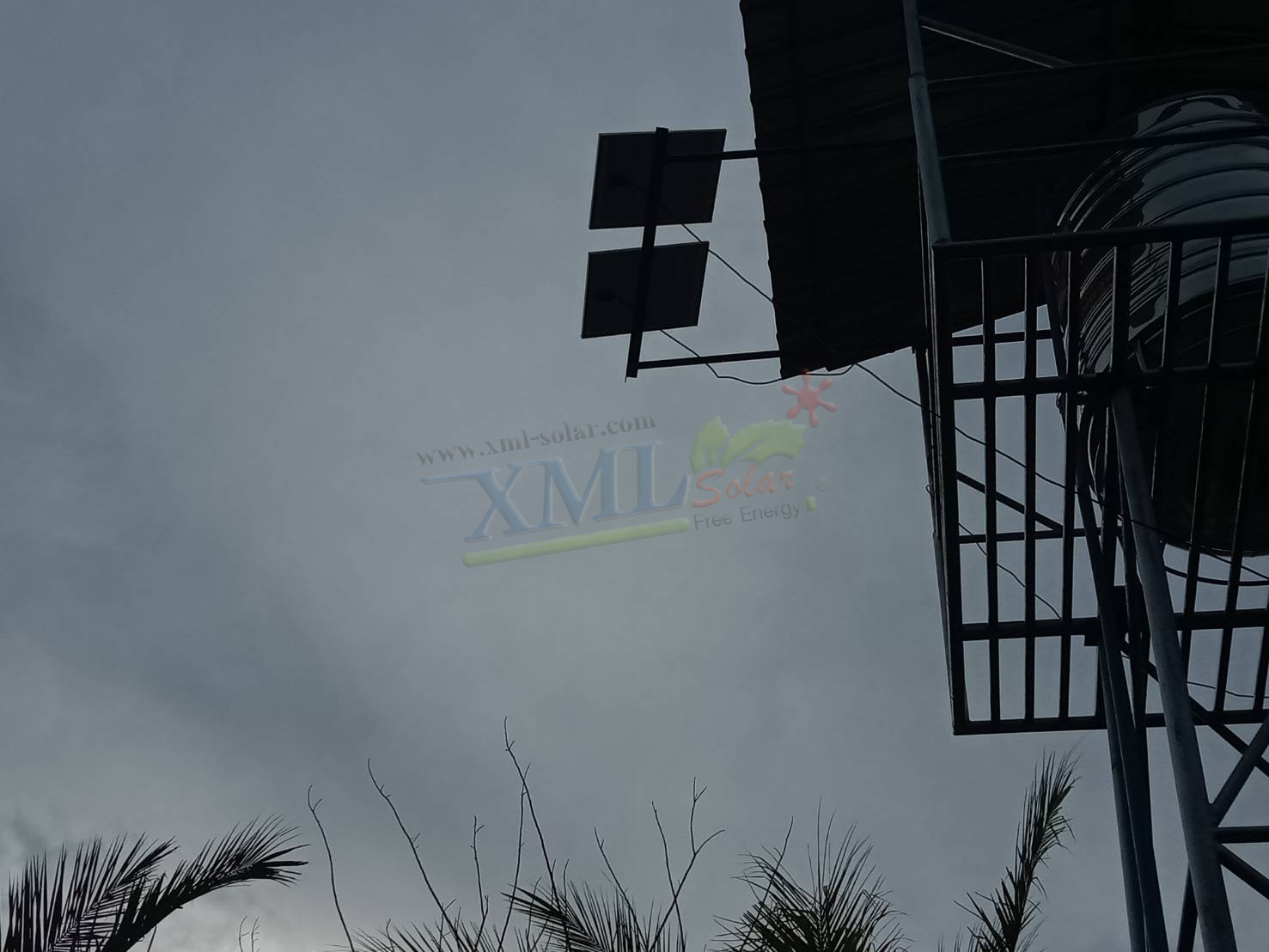 ไฟสปอตไลท์โซล่าเซลล์ 100 Watt กล่องสีน้ำตาล (เปิดได้ 3 แสง)