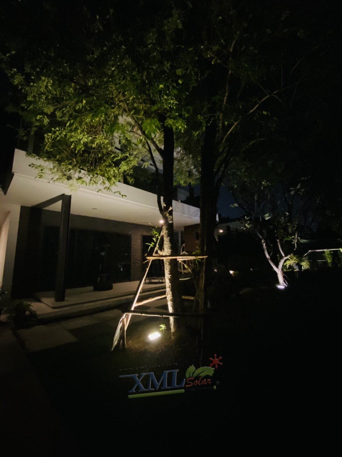 ไฟสปอตไลท์โซล่าเซลล์ 200 Watt กล่องสีน้ำตาล (เปิดได้ 3 แสง)