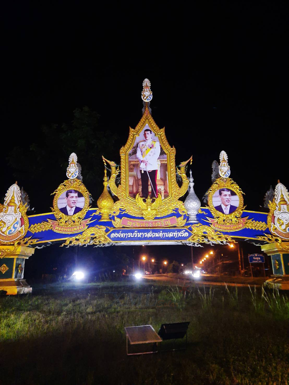 ไฟสปอตไลท์โซล่าเซลล์ 300 Watt กล่องสีน้ำตาล (เปิดได้ 3 แสง)