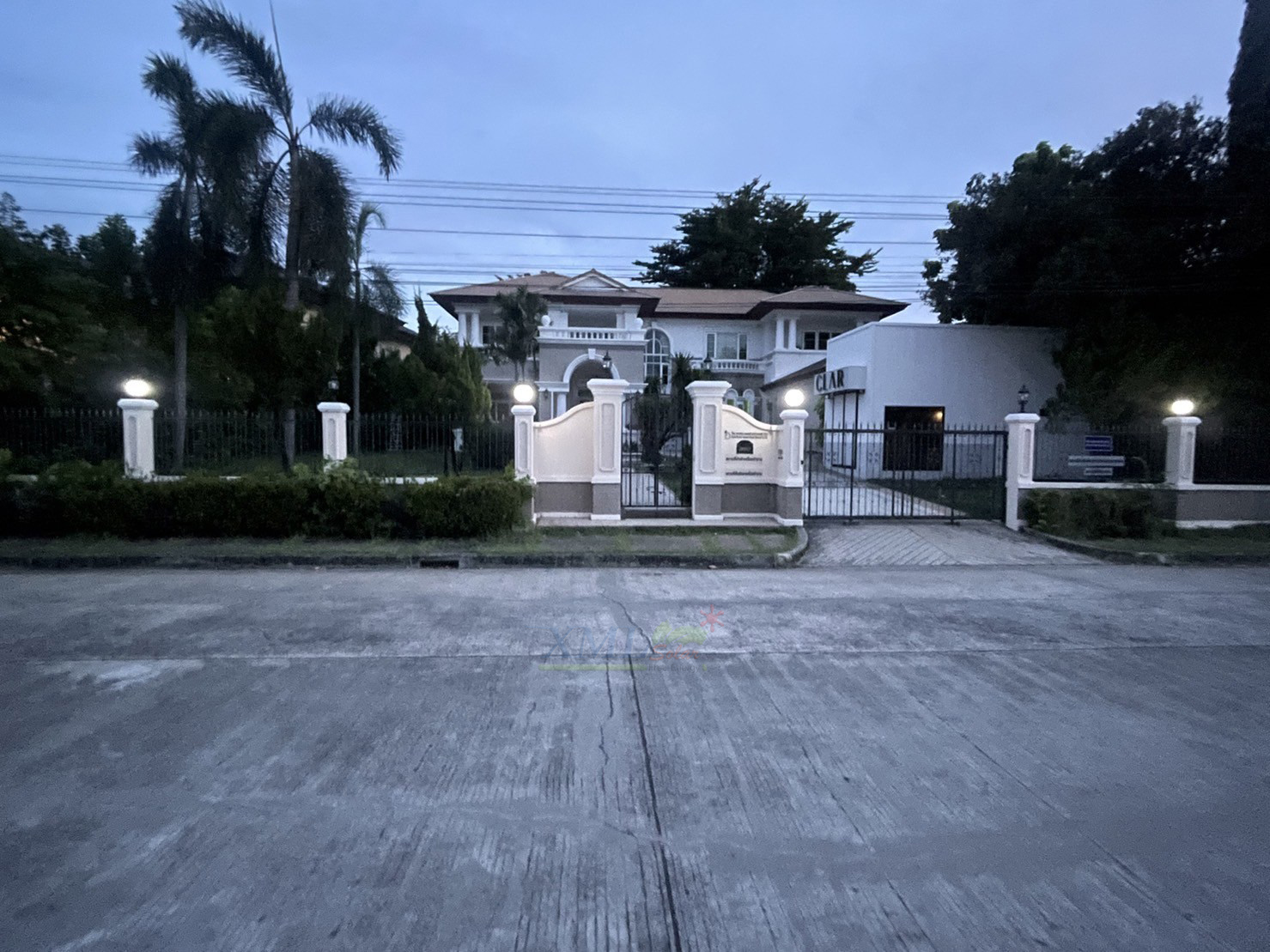 โคมไฟหัวเสาโซล่าเซลล์ ทรงกลมฐานสเเตนเลส (30 ซม.) + Remote (เปิดได้ 3 แสง)+AC