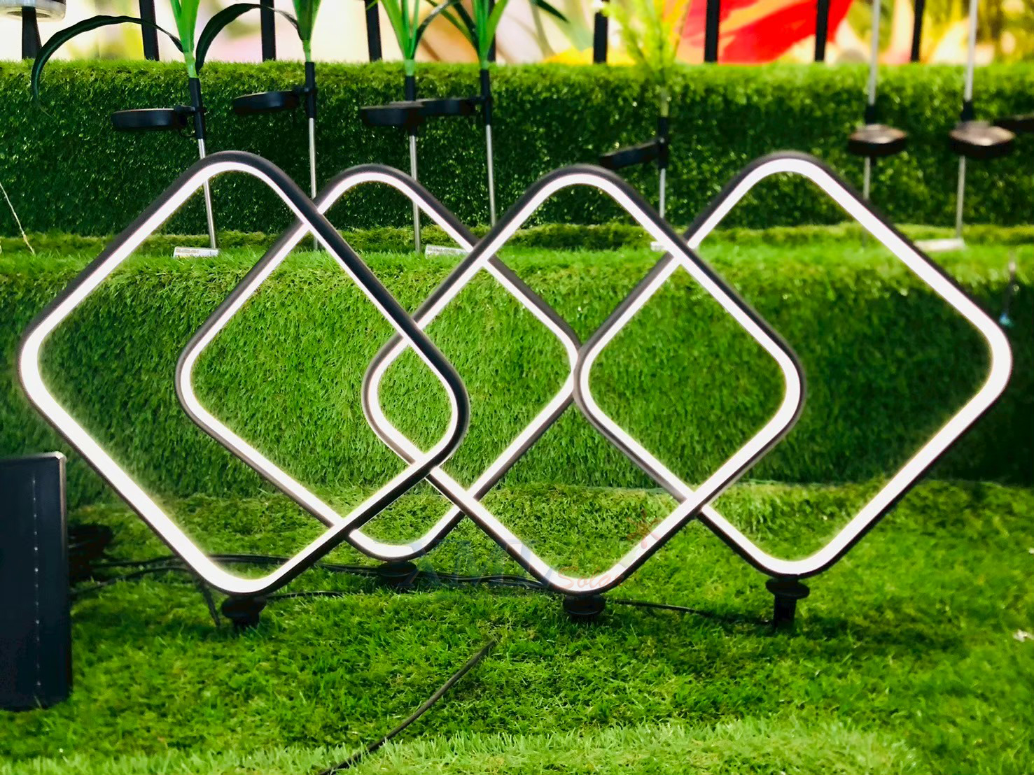 ไฟปักสนามโซล่าเซลล์ ทรงเหลี่ยม รุ่น DC-0589N (เเสง : เหลืองวอมไวท์)