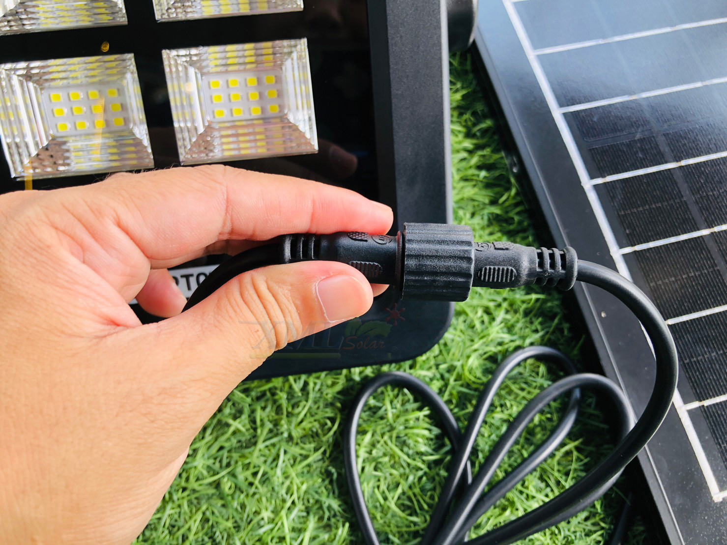 ไฟสปอตไลท์โซล่าเซลล์ 180 W รุ่น MD-PT01 (เเสง : ขาว)