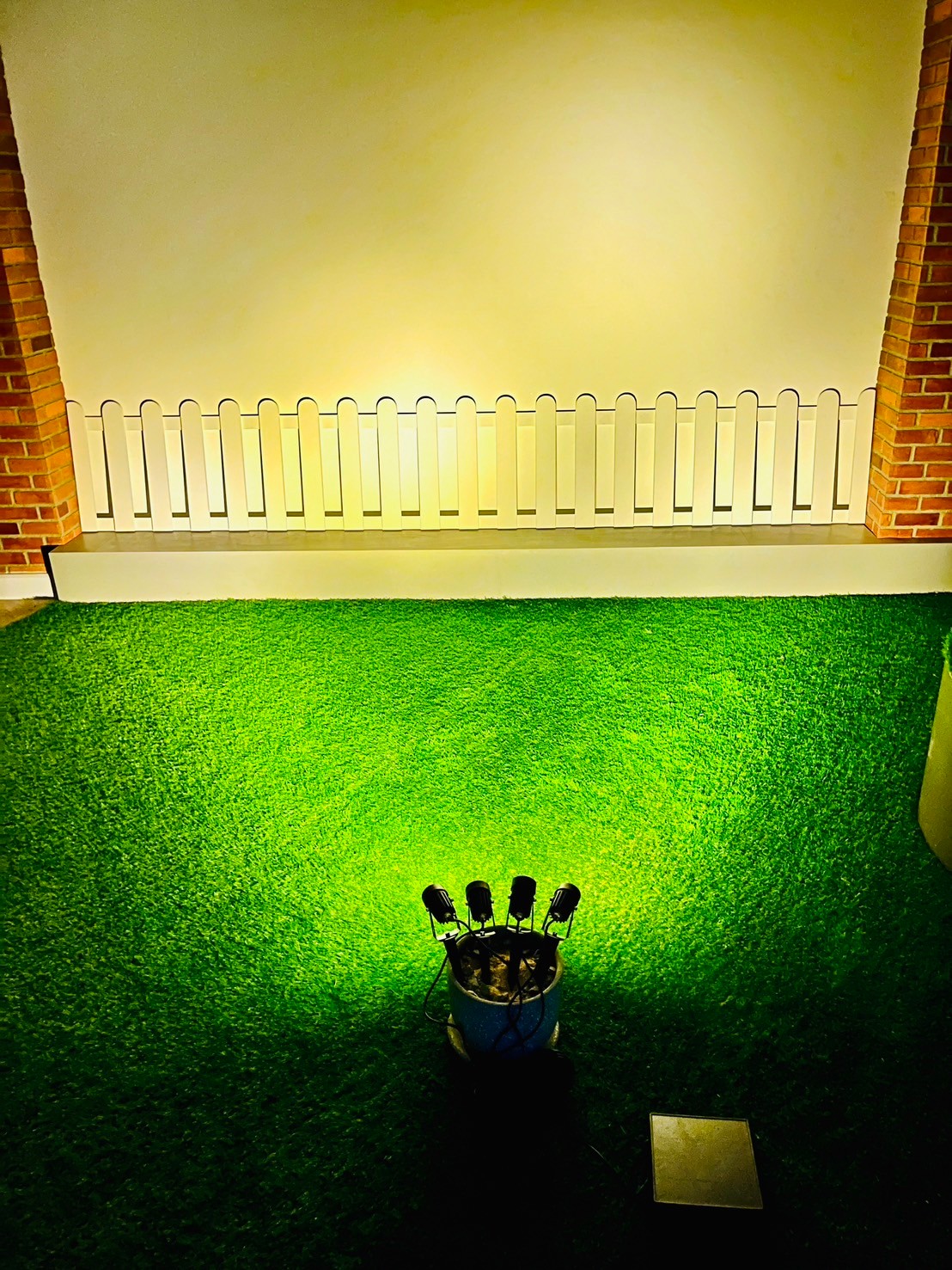 สปอร์ตไลท์ปักสนามโซล่าเซลล์ DC-11S รุ่น 4 หัว สาย 3 เมตร (หัวเล็ก)(แสง : เหลืองวอมไวท์)