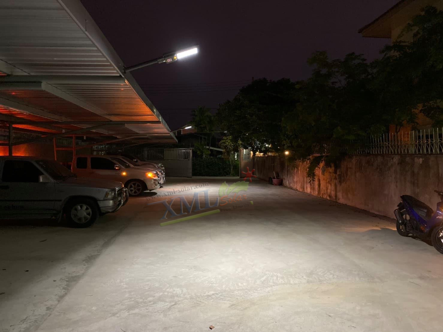 โคมไฟถนนโซล่าเซลล์ XML-Solar 200W (แสง : ขาว)(สว่างค้าง)
