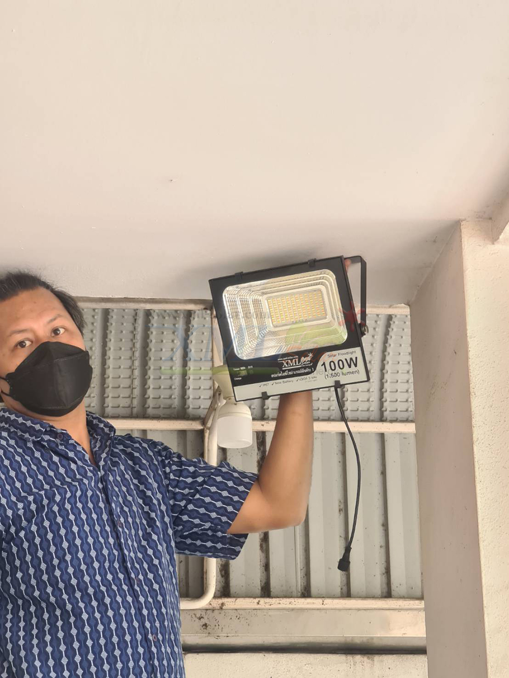 ไฟสปอตไลท์โซล่าเซลล์ 100 Watt กล่องสีน้ำตาล (เปิดได้ 3 แสง)