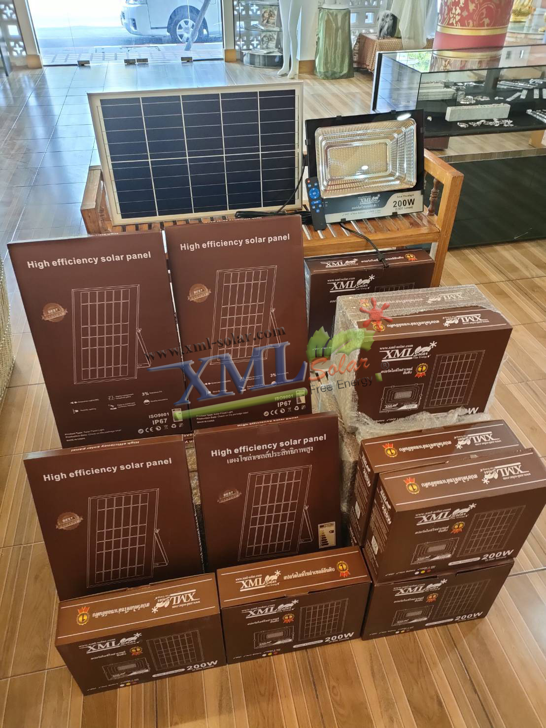 ไฟสปอตไลท์โซล่าเซลล์ 200 Watt กล่องสีน้ำตาล (เปิดได้ 3 แสง)