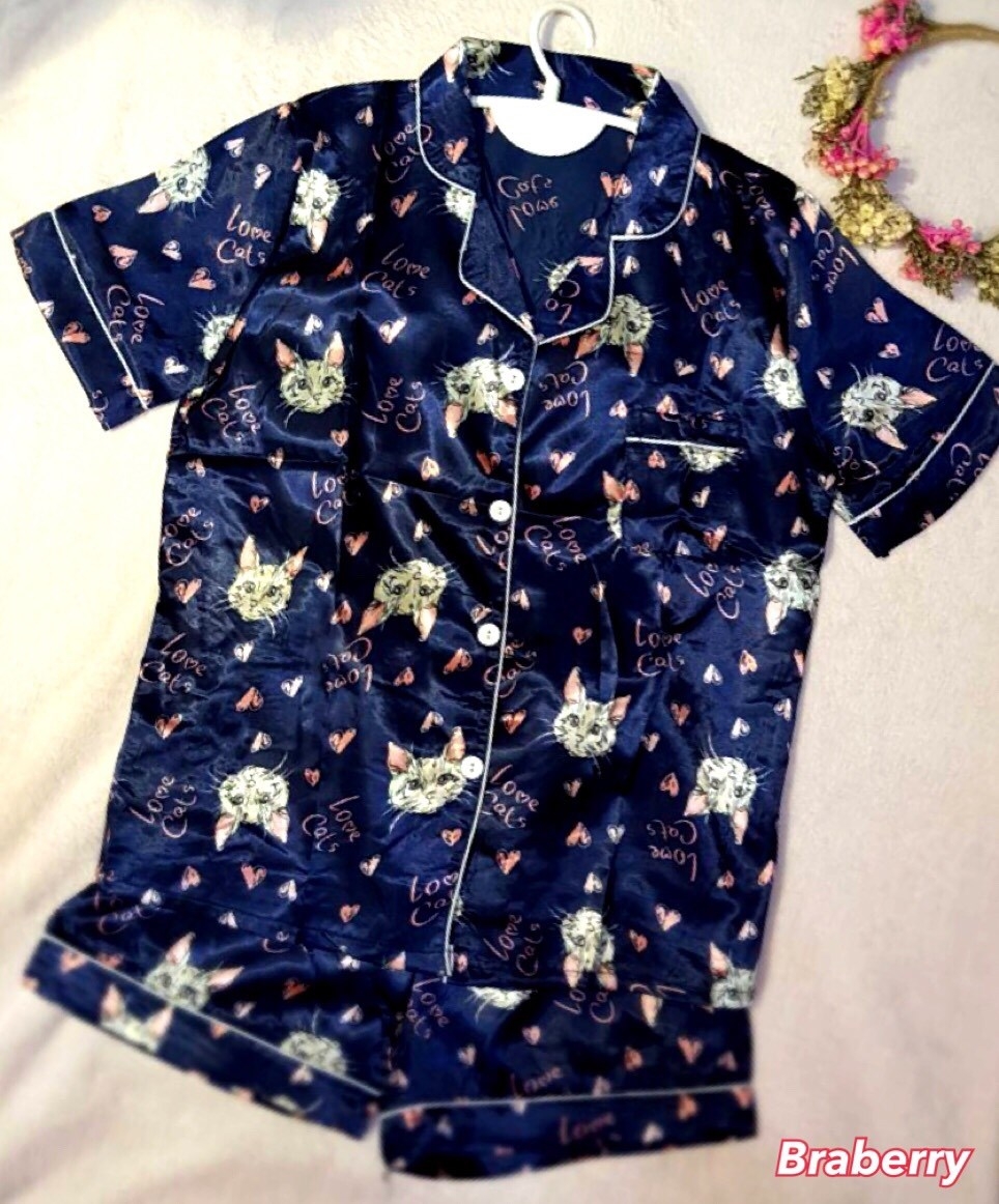 ชุดนอนผ้าซาตินแขนสั้น กางเกงขาสั้น เนื้อผ้าดีทิ้งตัวสวย หลับสบายตลอดคืน ราคาโปรโมชั่น ชุดละ 250 บาท