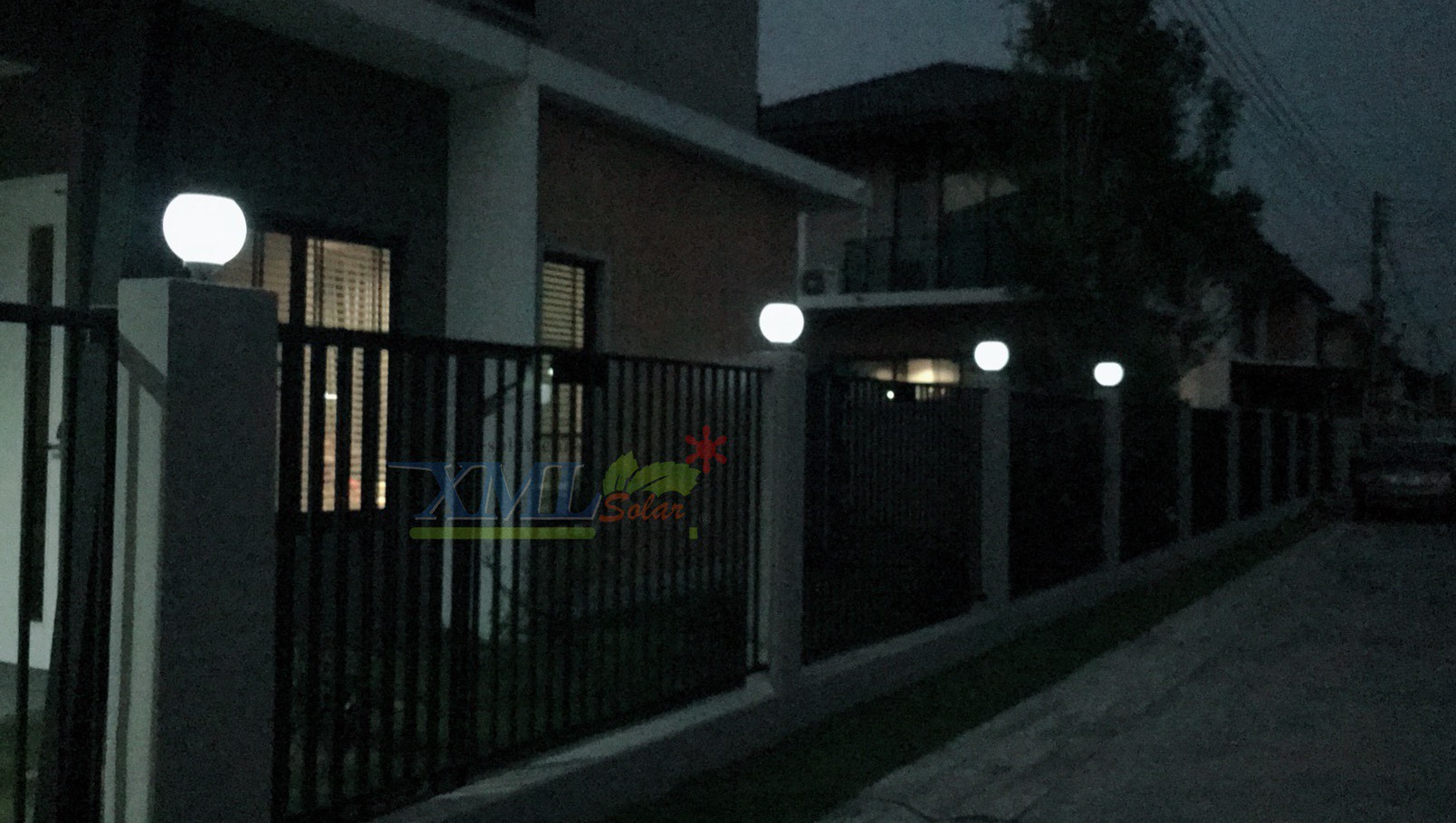 โคมไฟหัวเสาโซล่าเซลล์ ทรงกลมฐานสเเตนเลส (20 ซม.) + Remote (เปิดได้ 3 แสง)+AC