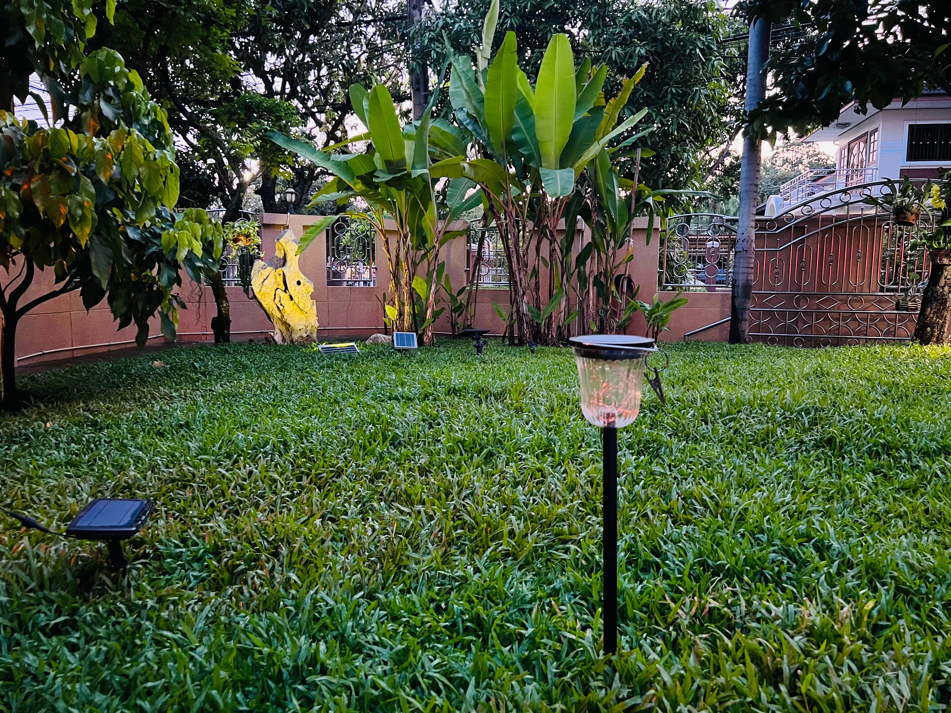 ไฟปักสนามโซล่าเซลล์ รุ่น เม็ดChip 50 LED (เปิดได้ 3 ฟังก์ชั่น) (แสง : เเหลืองวอมไวท์)