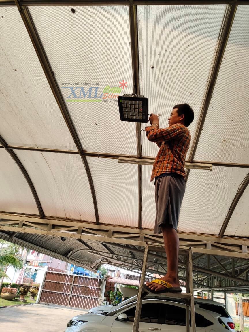 ไฟสปอตไลท์โซล่าเซลล์ 400 W. รุ่น Modi x XML ไซต์ใหญ่ (เเสง : ขาว)