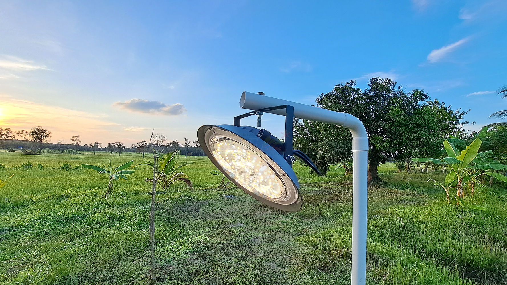 โคมไฟโซล่าเซลล์ ทรง Highbay รุ่น100W/200W/300W/400W. แบรนด์ Modi * XML-Solar (เปิดได้ 3 แสง)