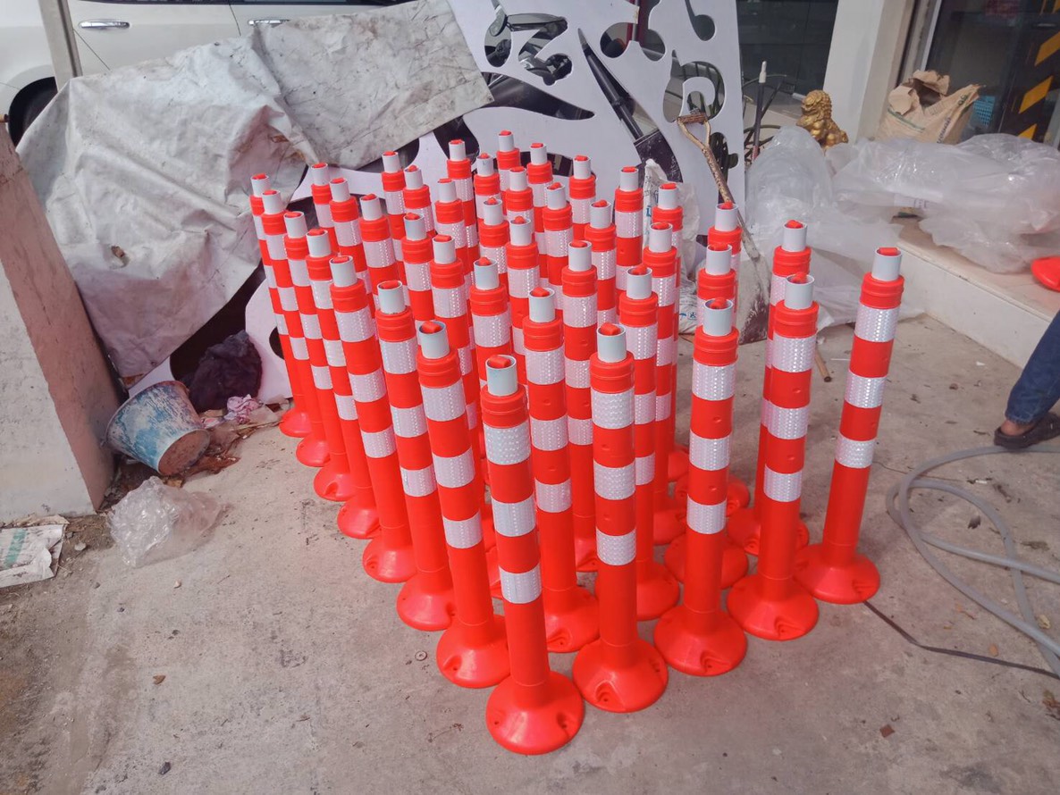 ไฟเตือนกรวยจราจร ฉุกเฉิน พลังงานเเสงอาทิตย์ (เเสง : สีเเดง)