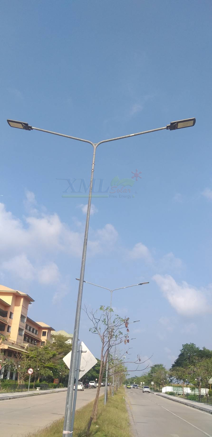 โคมไฟถนนโซล่าเซลล์ Modi x XML รุ่น MD-SLT17-400W (แสง : ขาว)(Motion sensor + สว่างค้าง)