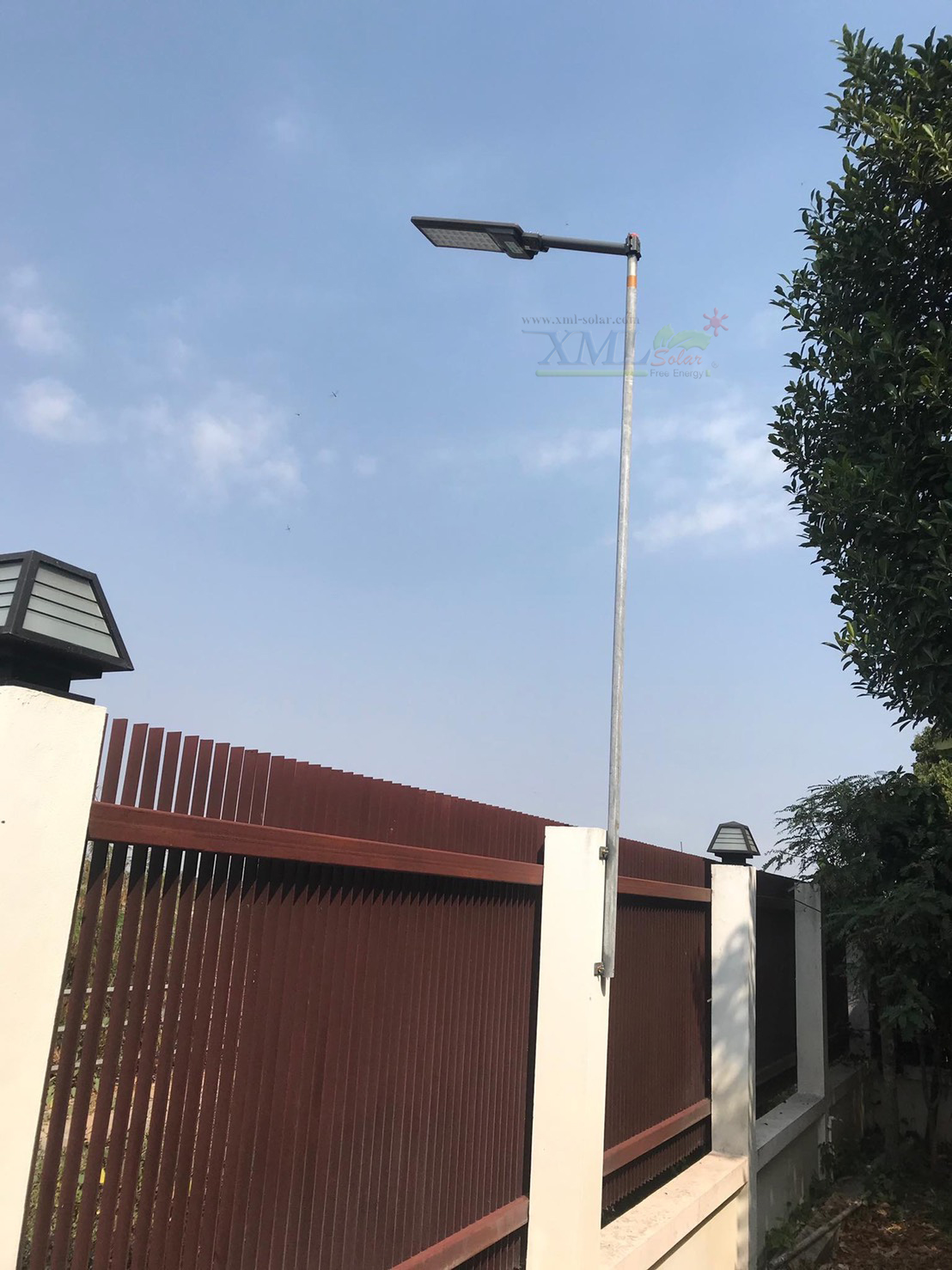โคมไฟถนนโซล่าเซลล์ XML-Solar 300W (แสง : ขาว)(สว่างค้าง)