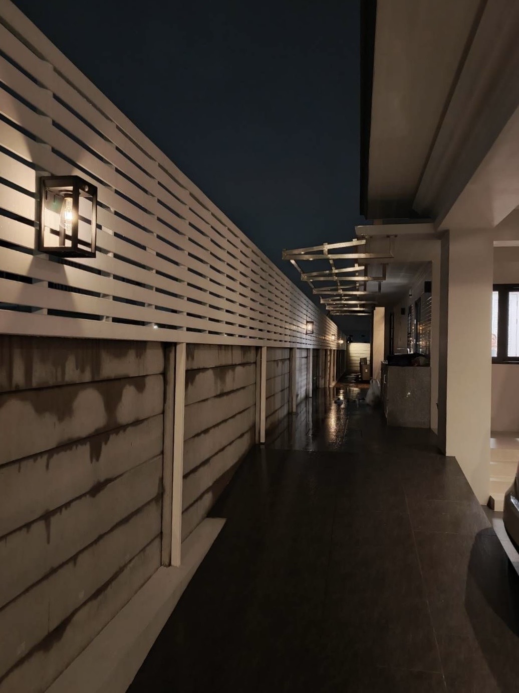 โคมไฟติดผนังโซล่าเซลล์ หลอดไส้ รุ่น TB-283 (แสง : เหลืองวอมไวท์)