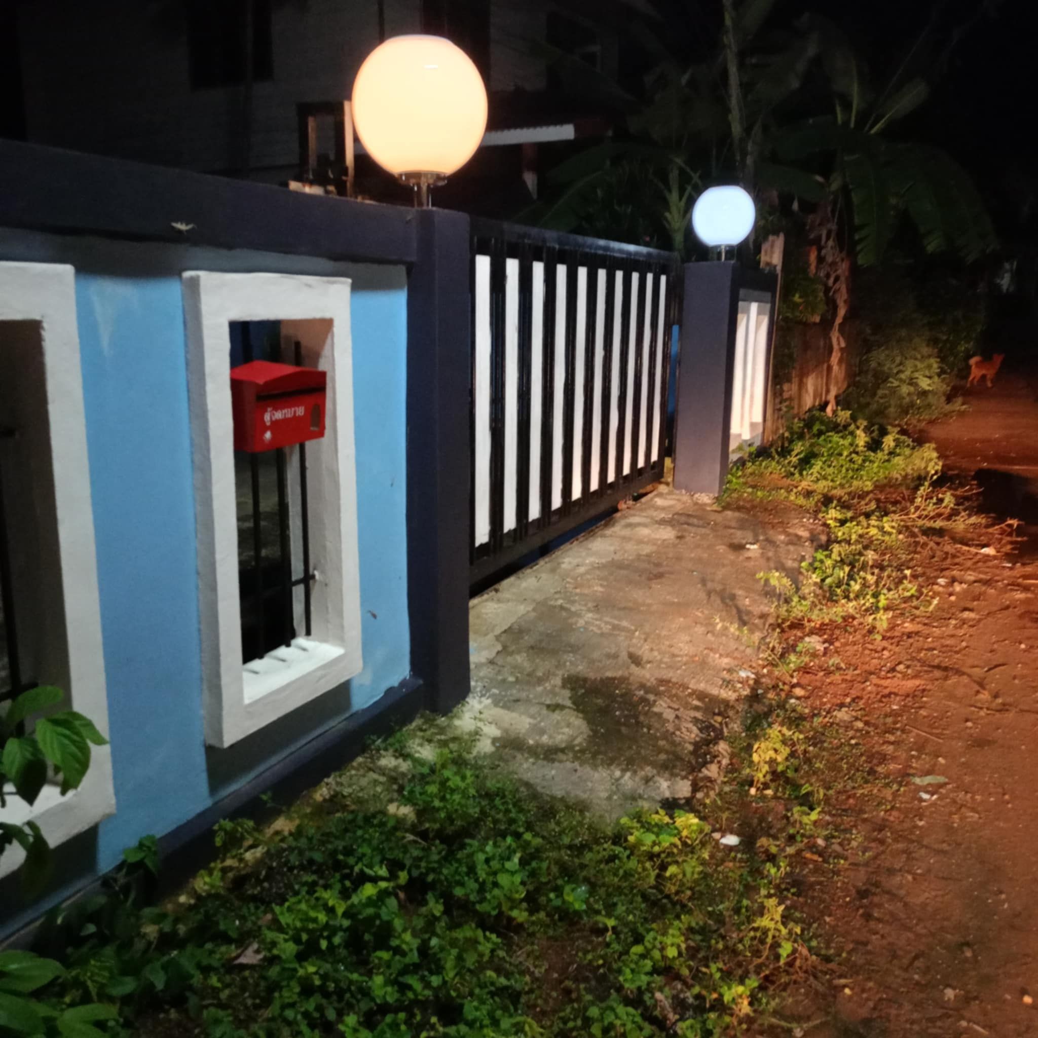 โคมไฟหัวเสาโซล่าเซลล์ ทรงกลมฐานสเเตนเลส (40 ซม.) + Remote (เปิดได้ 3 แสง)+AC