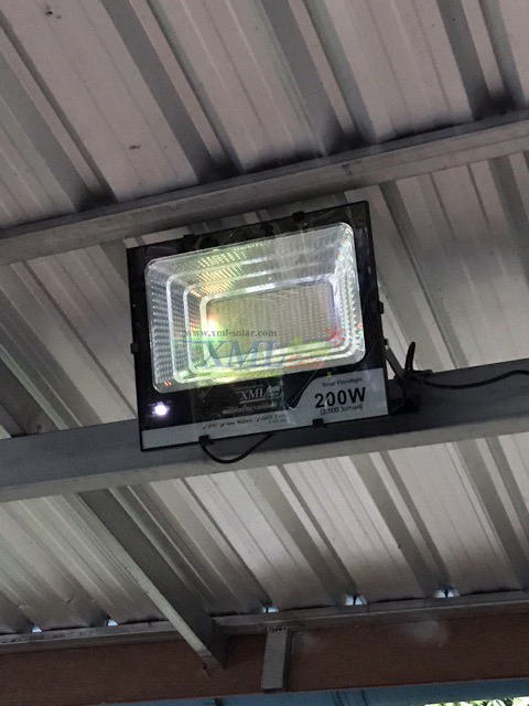 ไฟสปอตไลท์โซล่าเซลล์ 200 Watt กล่องสีน้ำตาล (เปิดได้ 3 แสง)