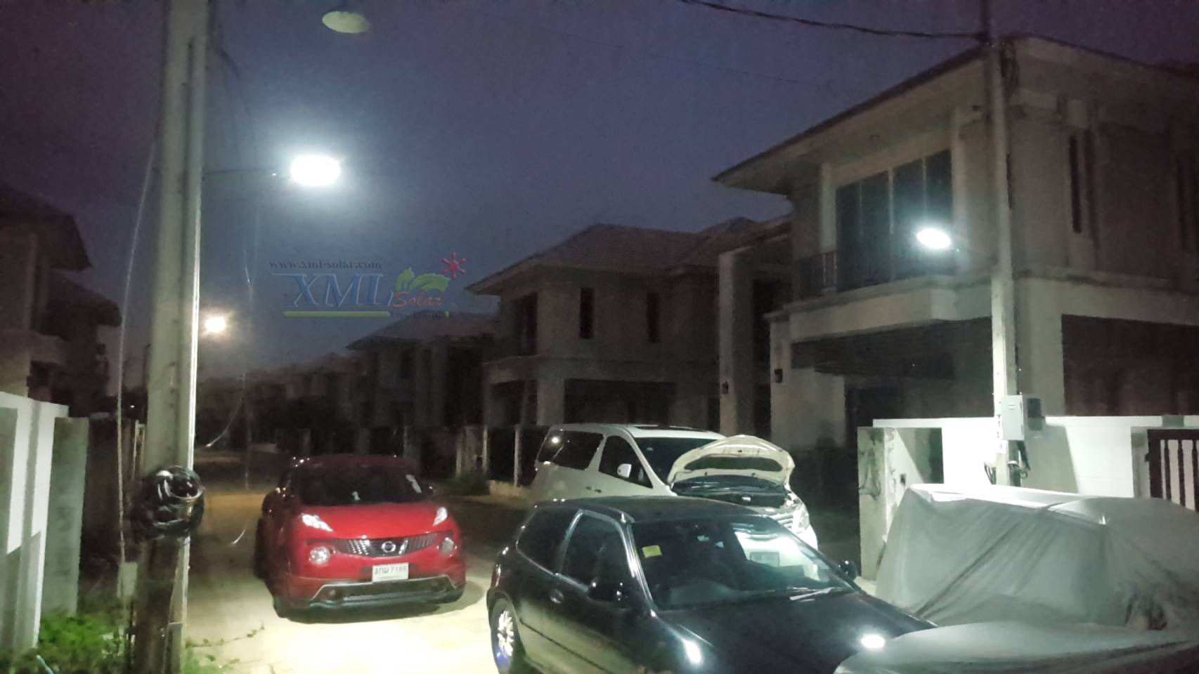 โคมไฟถนนโซล่าเซลล์ XML-Solar 200W (แสง : ขาว)(สว่างค้าง)